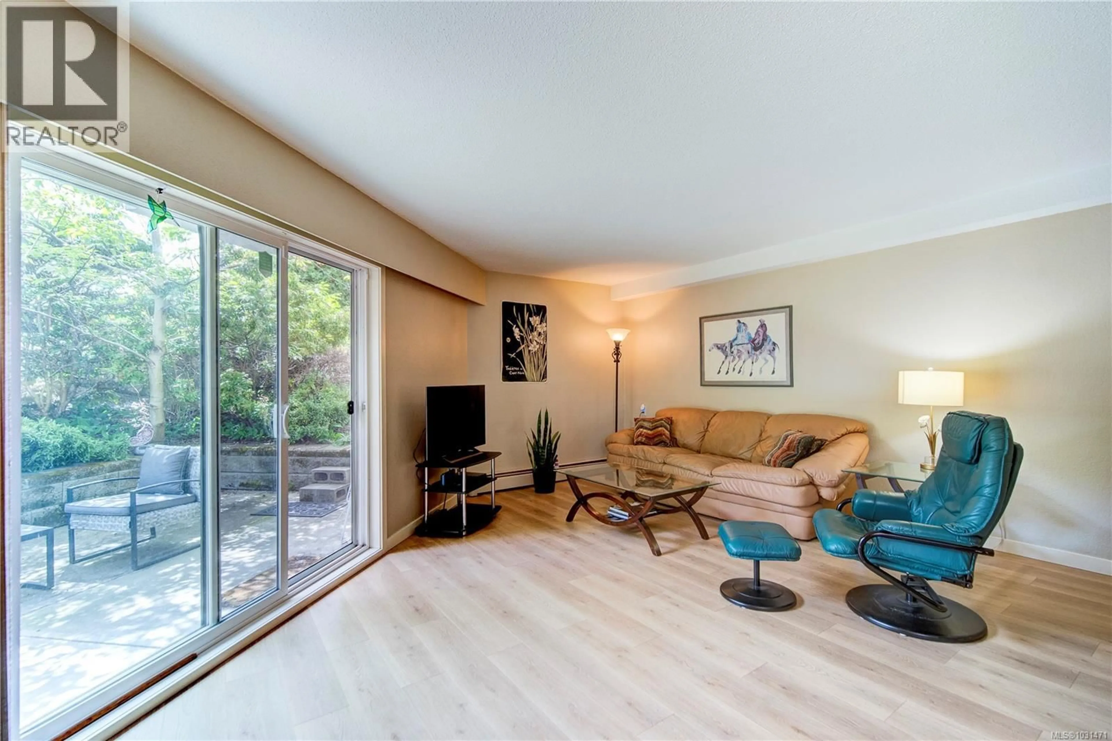 Living room with furniture, unknown for 101 - 3800 QUADRA STREET, Saanich British Columbia V8X1H8