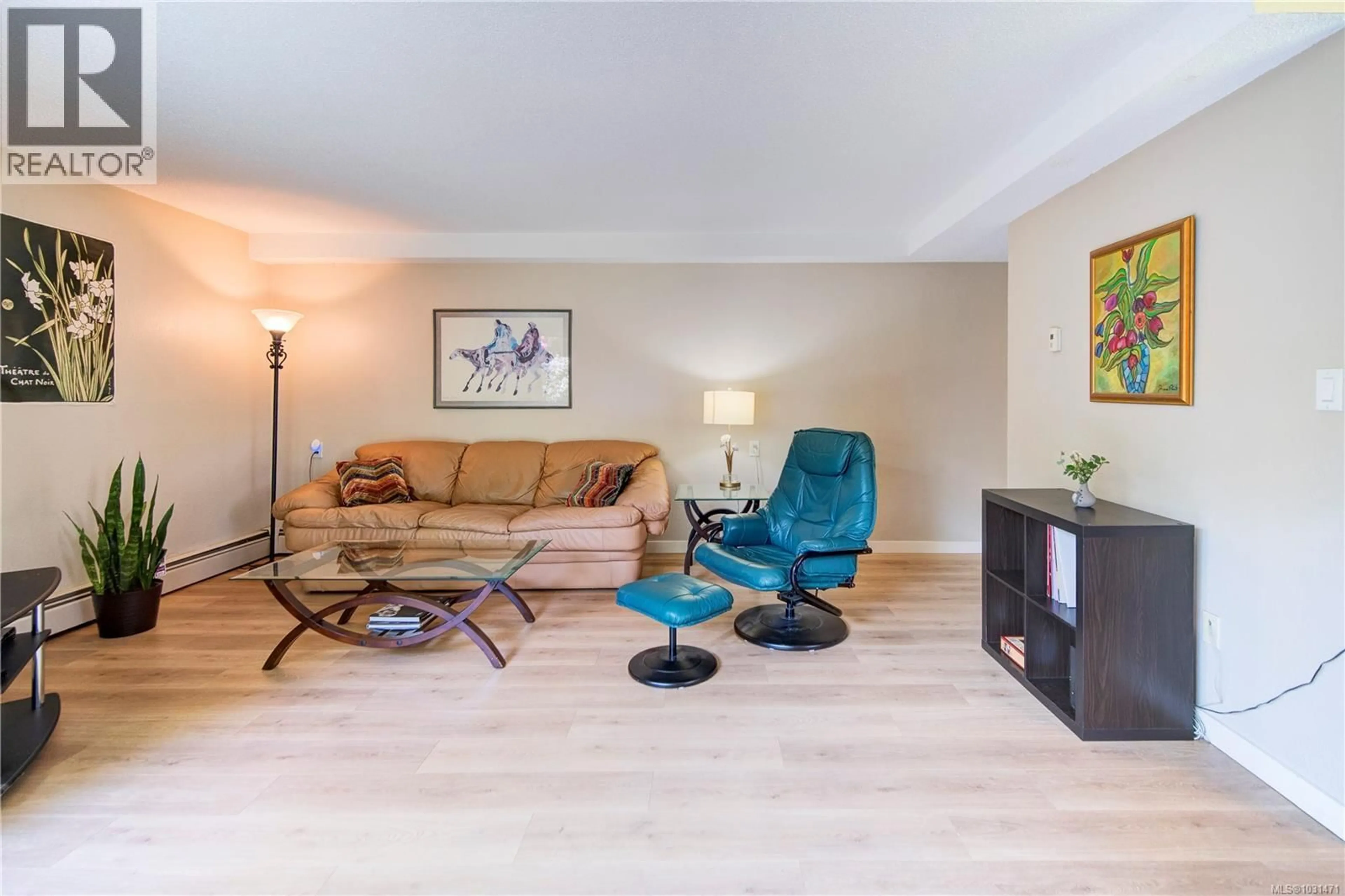 Living room with furniture, wood/laminate floor for 101 - 3800 QUADRA STREET, Saanich British Columbia V8X1H8