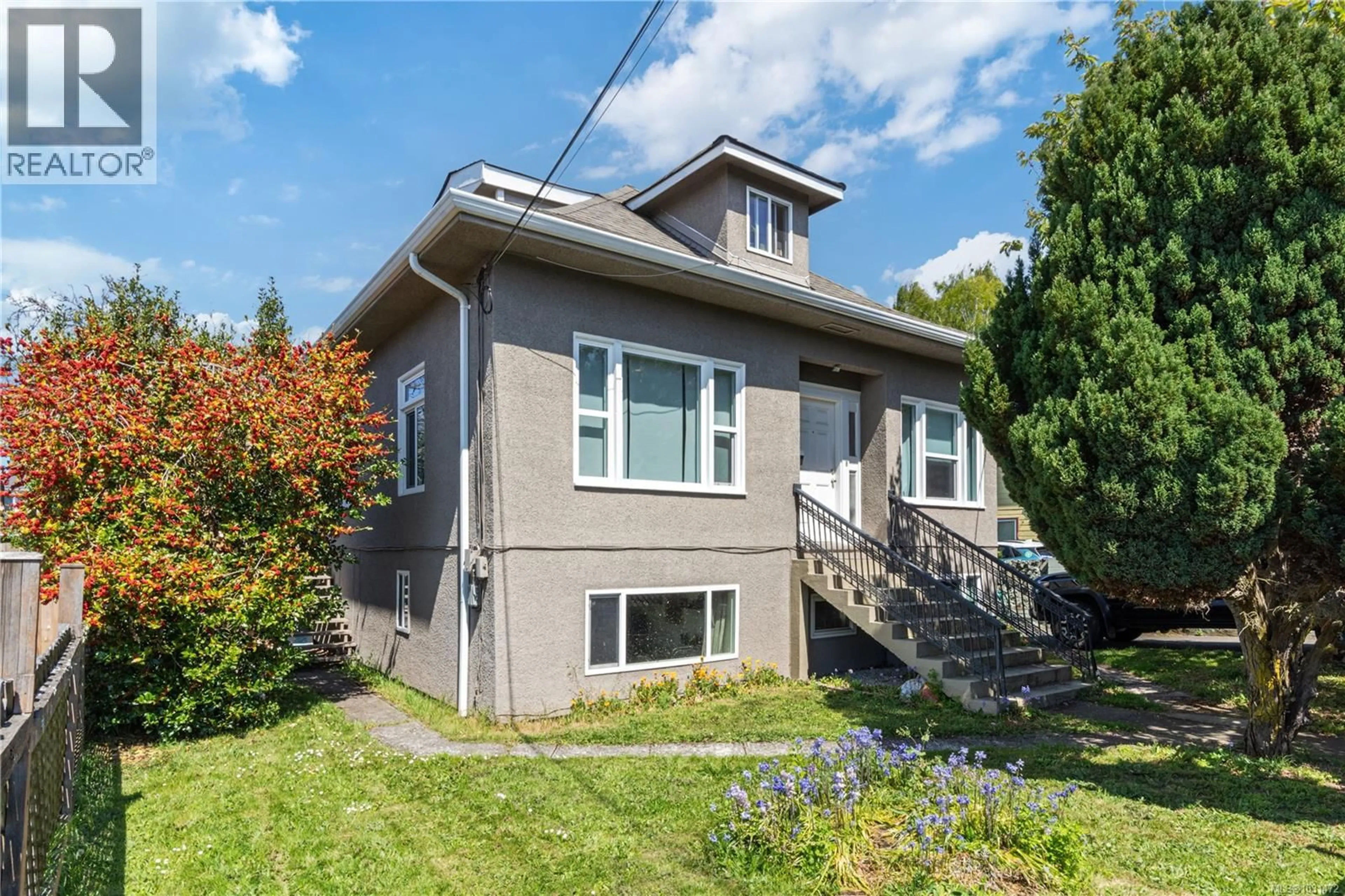 Home with vinyl exterior material, street for 1142 NORTH PARK STREET, Victoria British Columbia V8T1C8