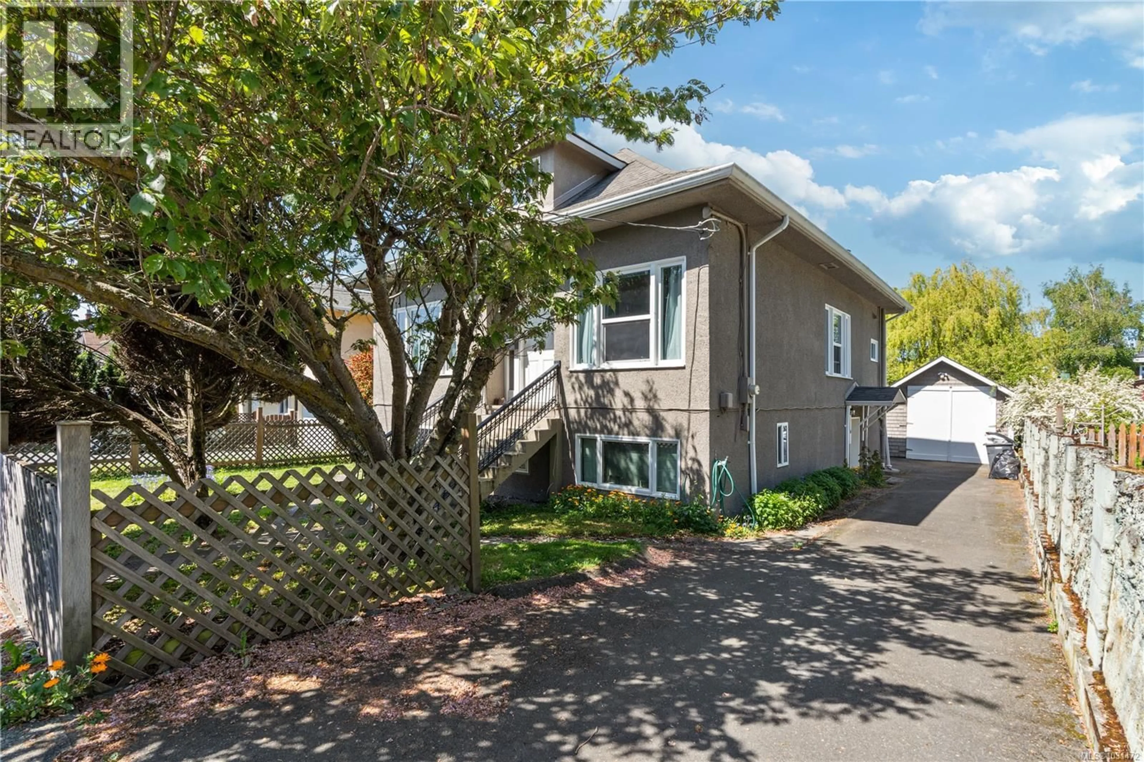 Home with vinyl exterior material, street for 1142 NORTH PARK STREET, Victoria British Columbia V8T1C8