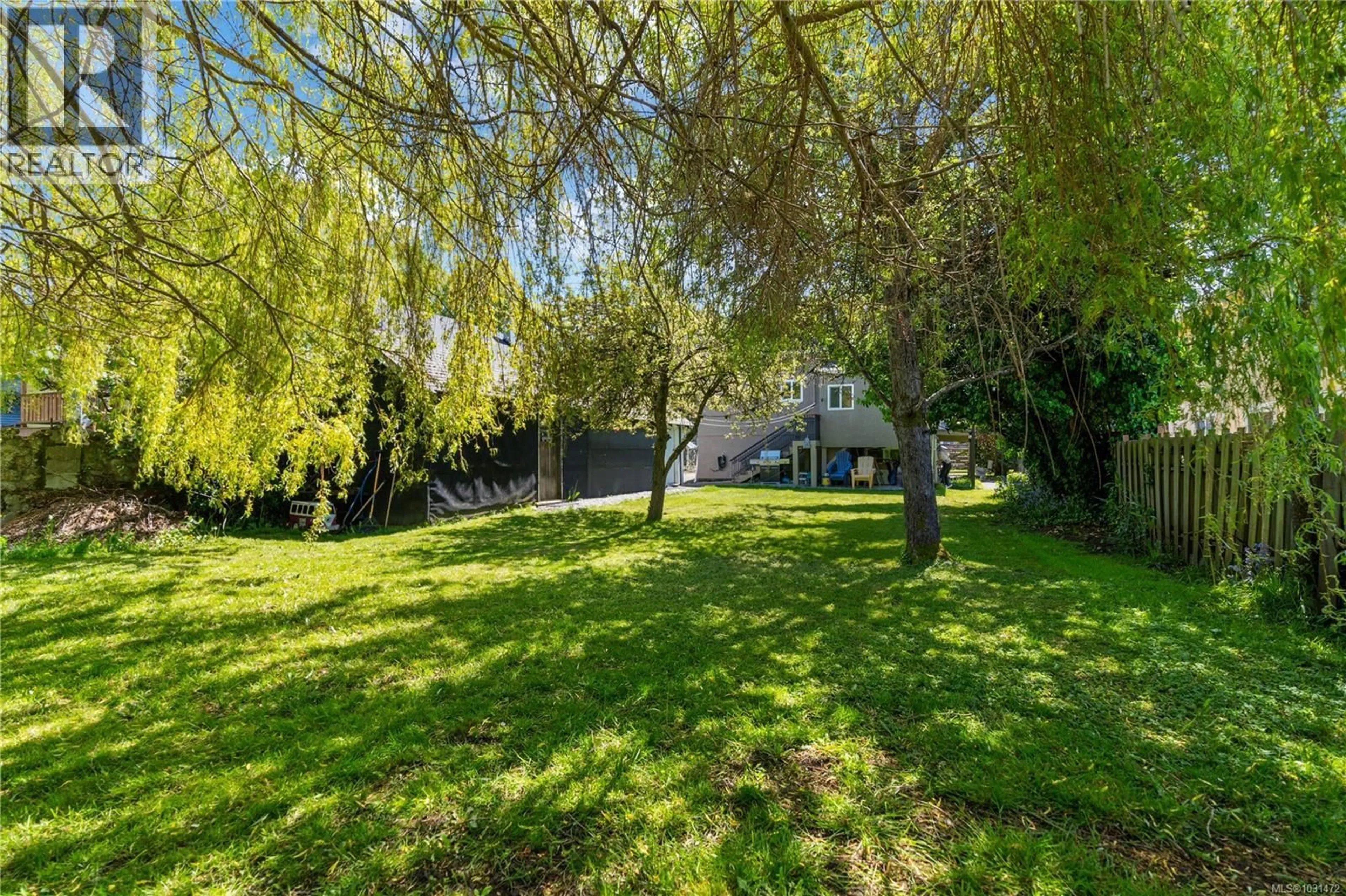 A pic from outside/outdoor area/front of a property/back of a property/a pic from drone, unknown for 1142 NORTH PARK STREET, Victoria British Columbia V8T1C8