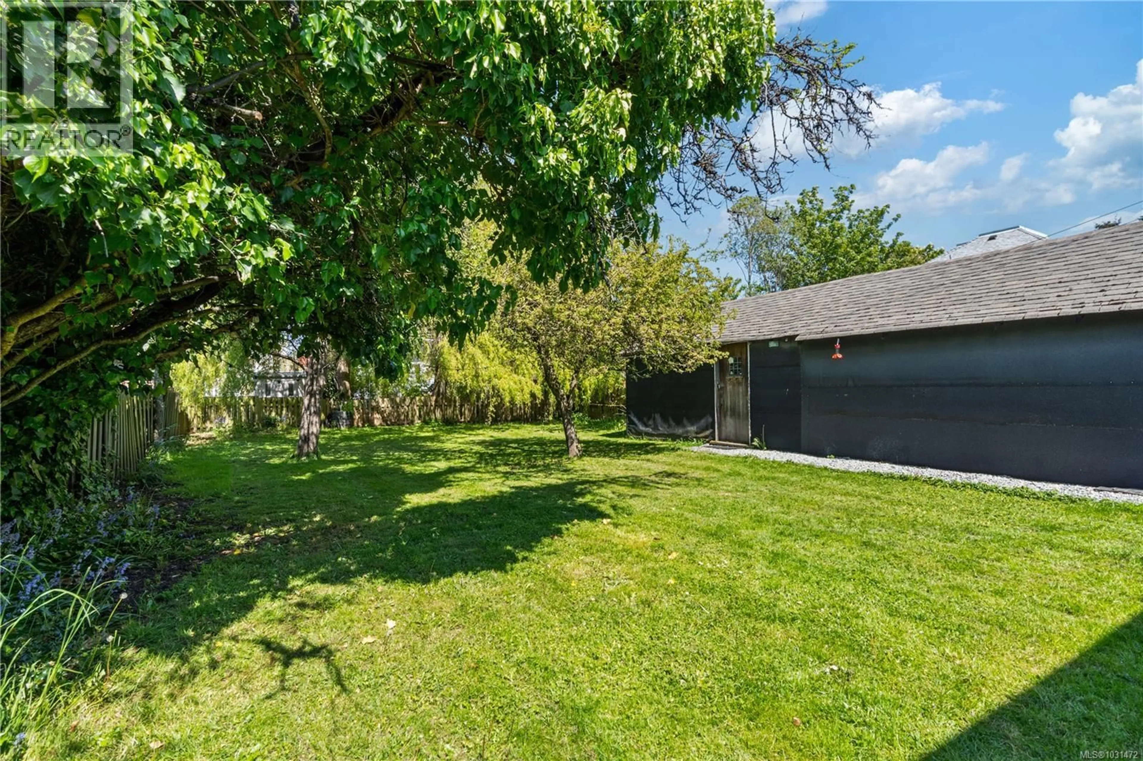 A pic from outside/outdoor area/front of a property/back of a property/a pic from drone, unknown for 1142 NORTH PARK STREET, Victoria British Columbia V8T1C8