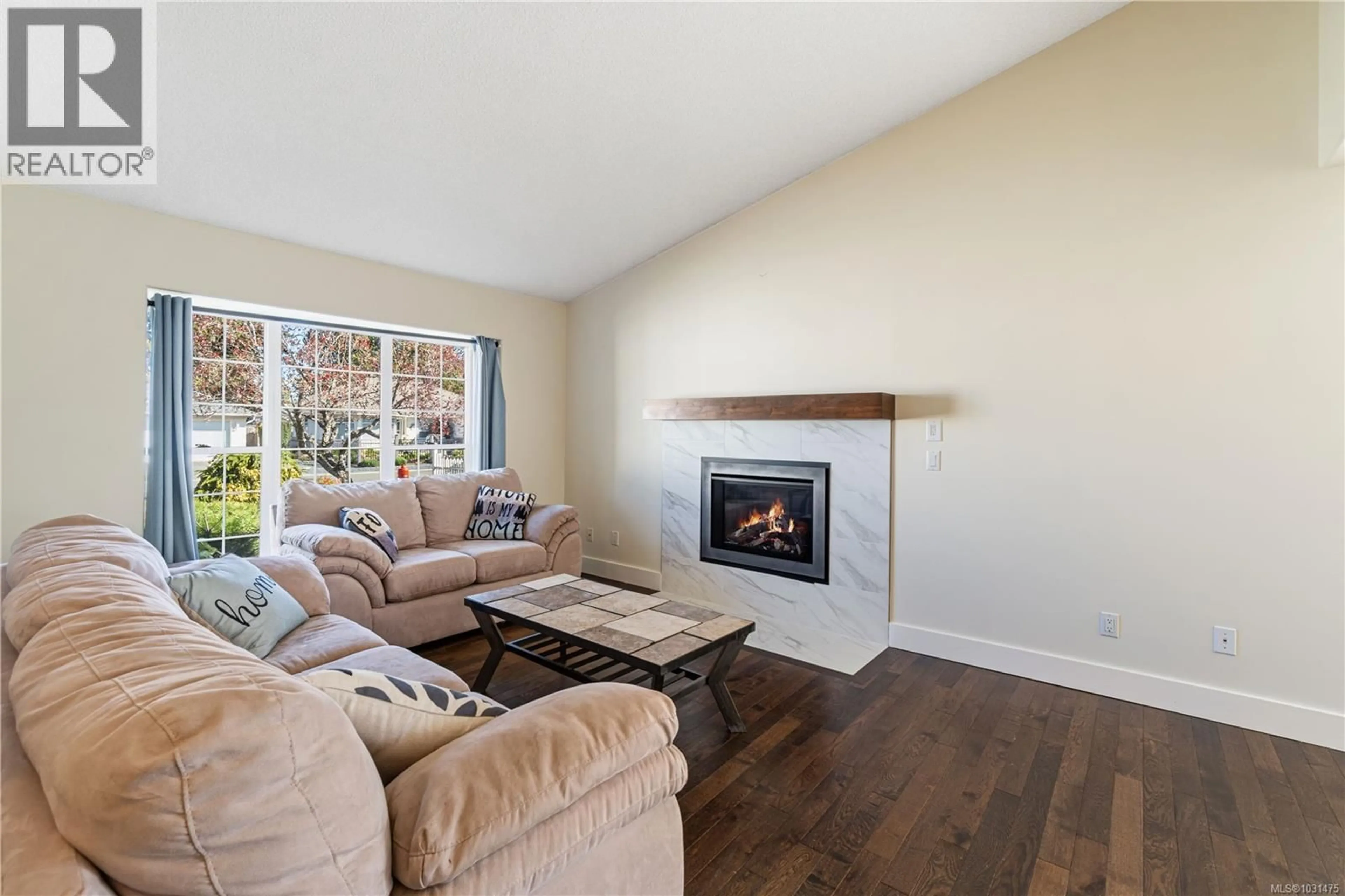 Living room with furniture, wood/laminate floor for 716 ERMINESKIN AVENUE, Parksville British Columbia V9P2L4