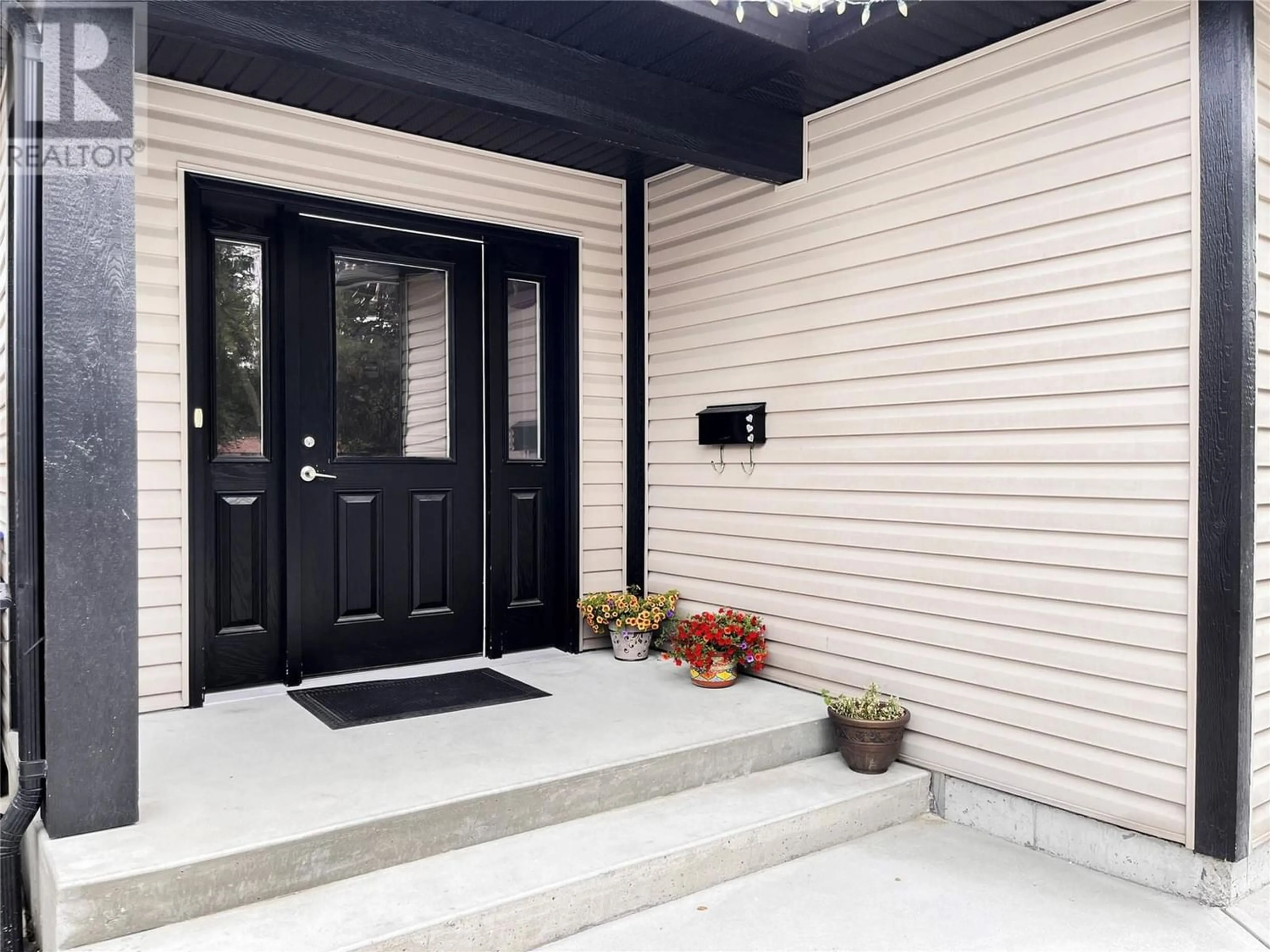 Indoor entryway, wood floors for 1473 DUNCAN Avenue, Penticton British Columbia V2A2X5