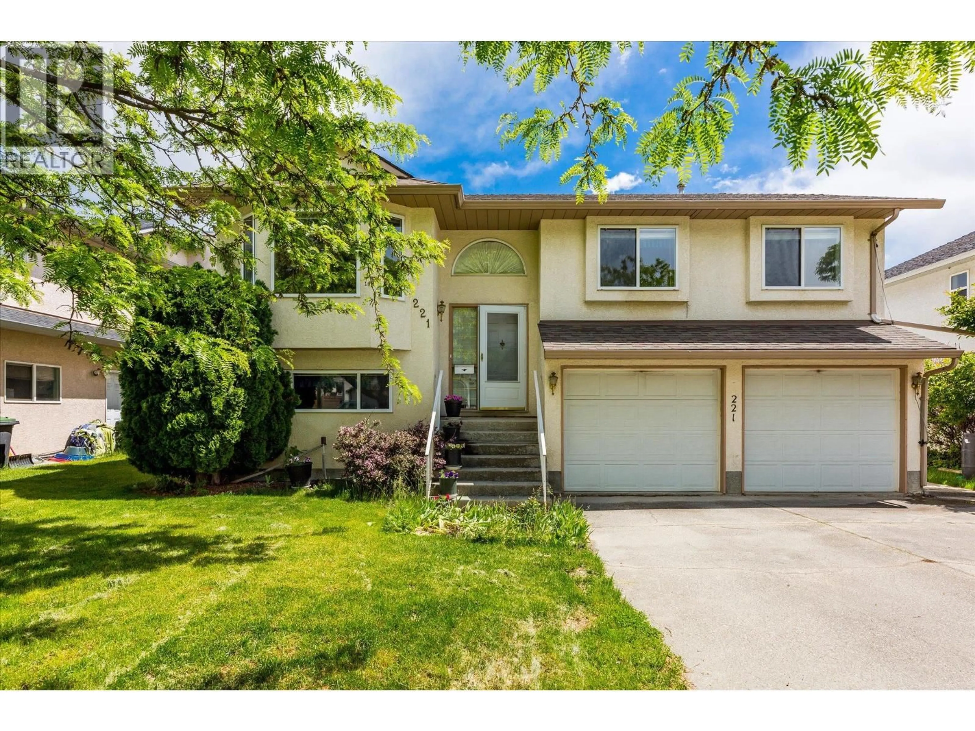 Home with vinyl exterior material, street for 221 DRYSDALE BOULEVARD, Kelowna British Columbia V1V1X1