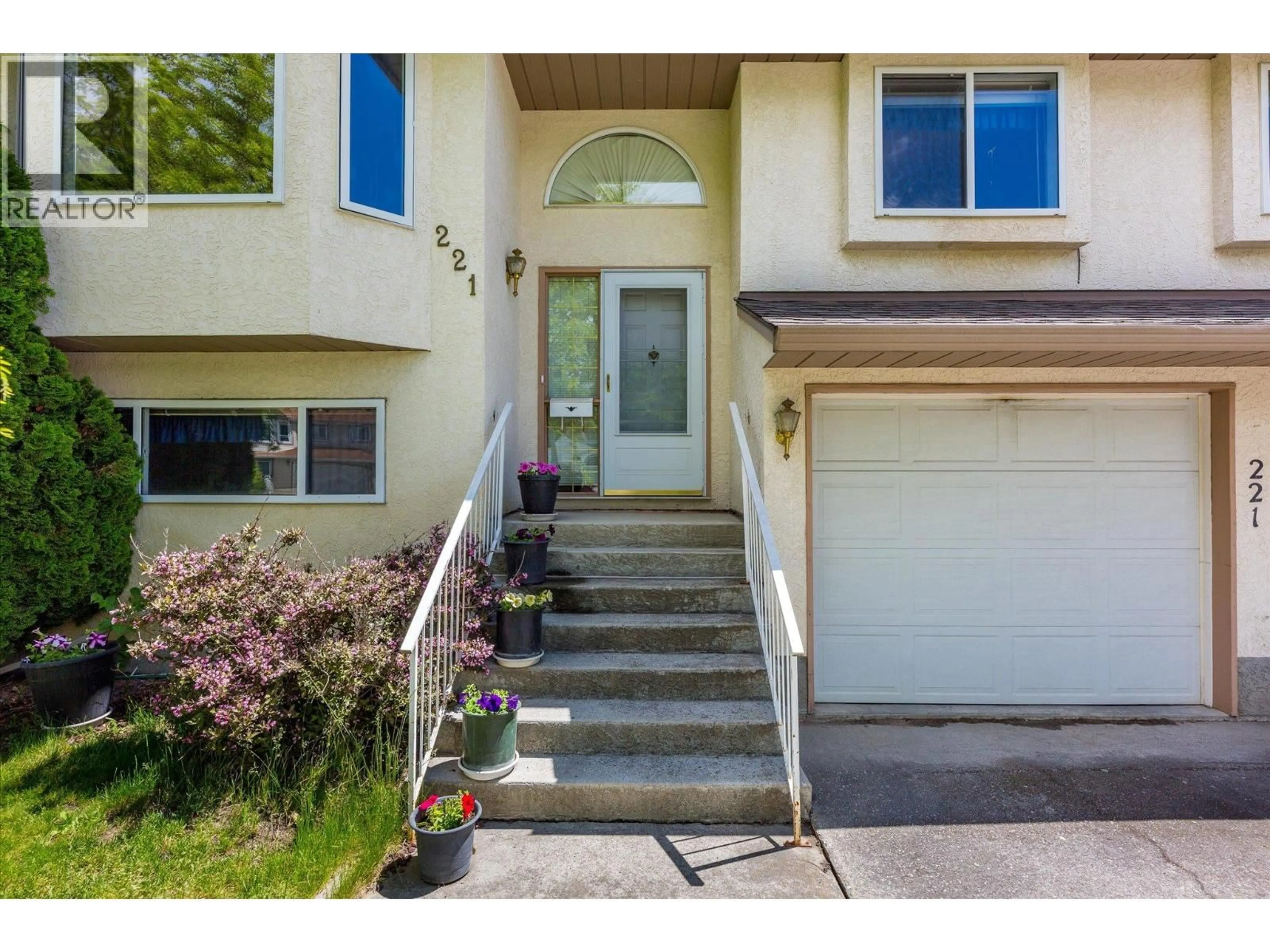 Indoor entryway for 221 DRYSDALE BOULEVARD, Kelowna British Columbia V1V1X1