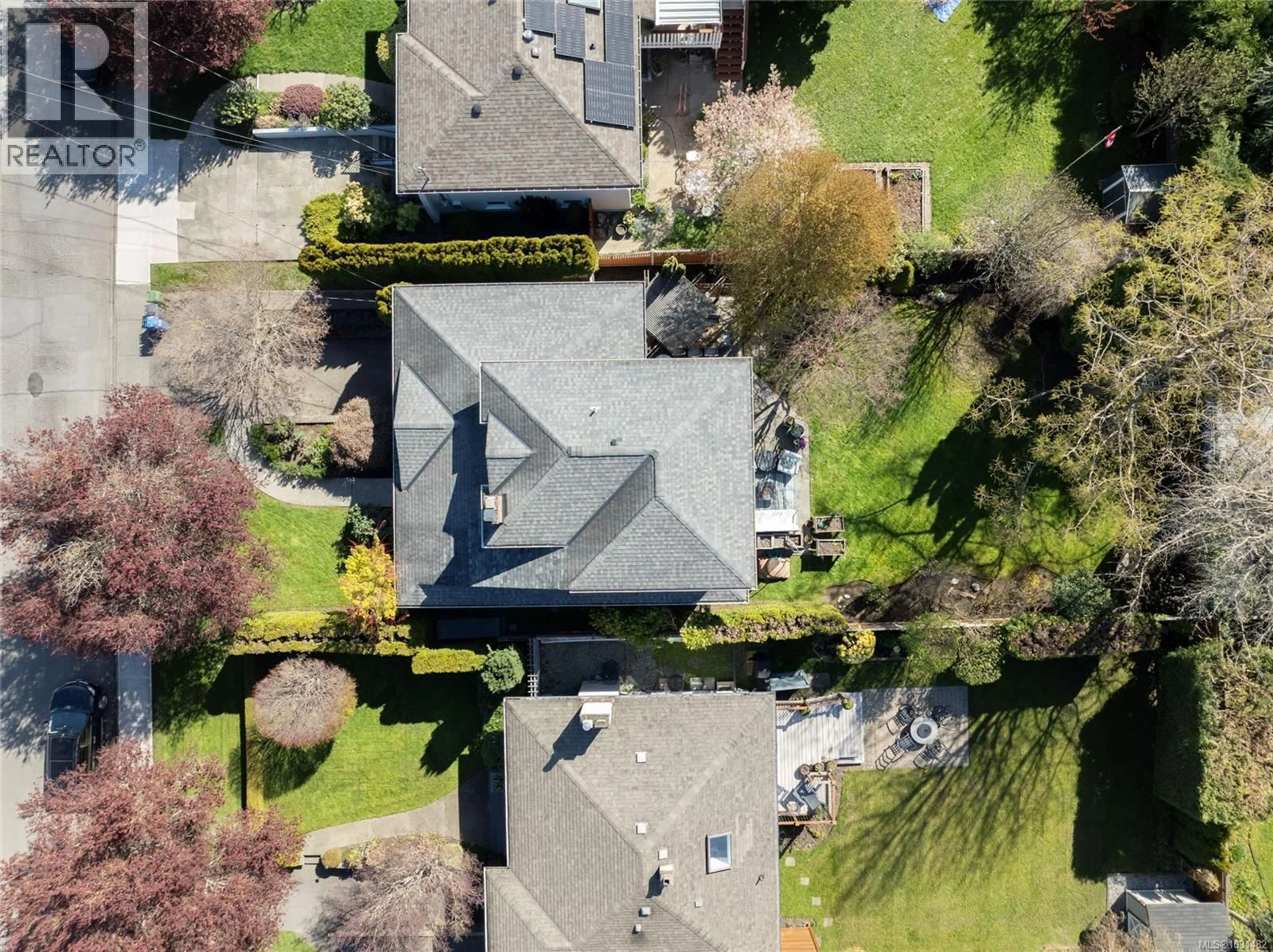 A pic from outside/outdoor area/front of a property/back of a property/a pic from drone, street for 2041 CARNARVON STREET, Oak Bay British Columbia V8R2V2