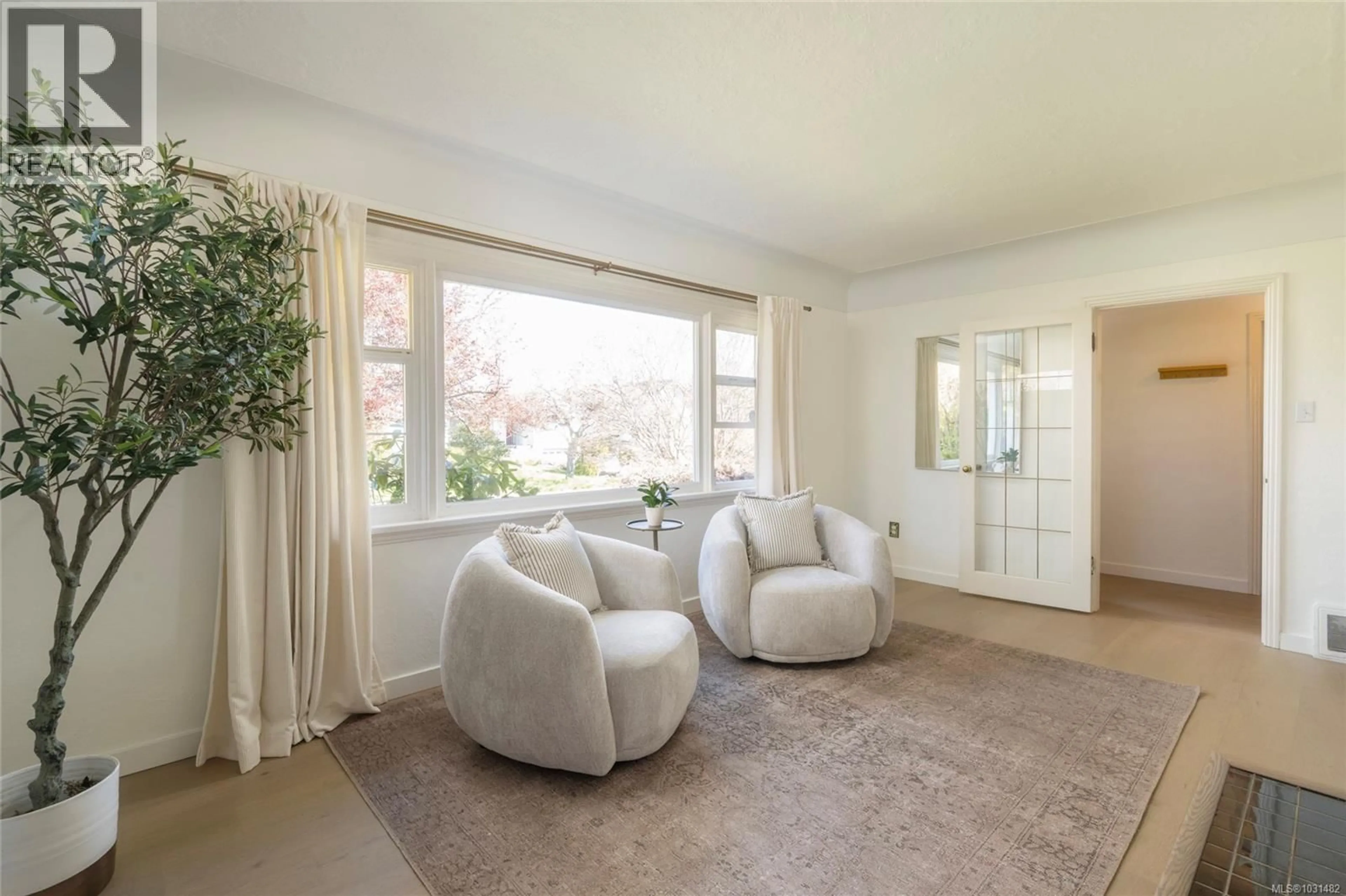 Living room with furniture, unknown for 2041 CARNARVON STREET, Oak Bay British Columbia V8R2V2