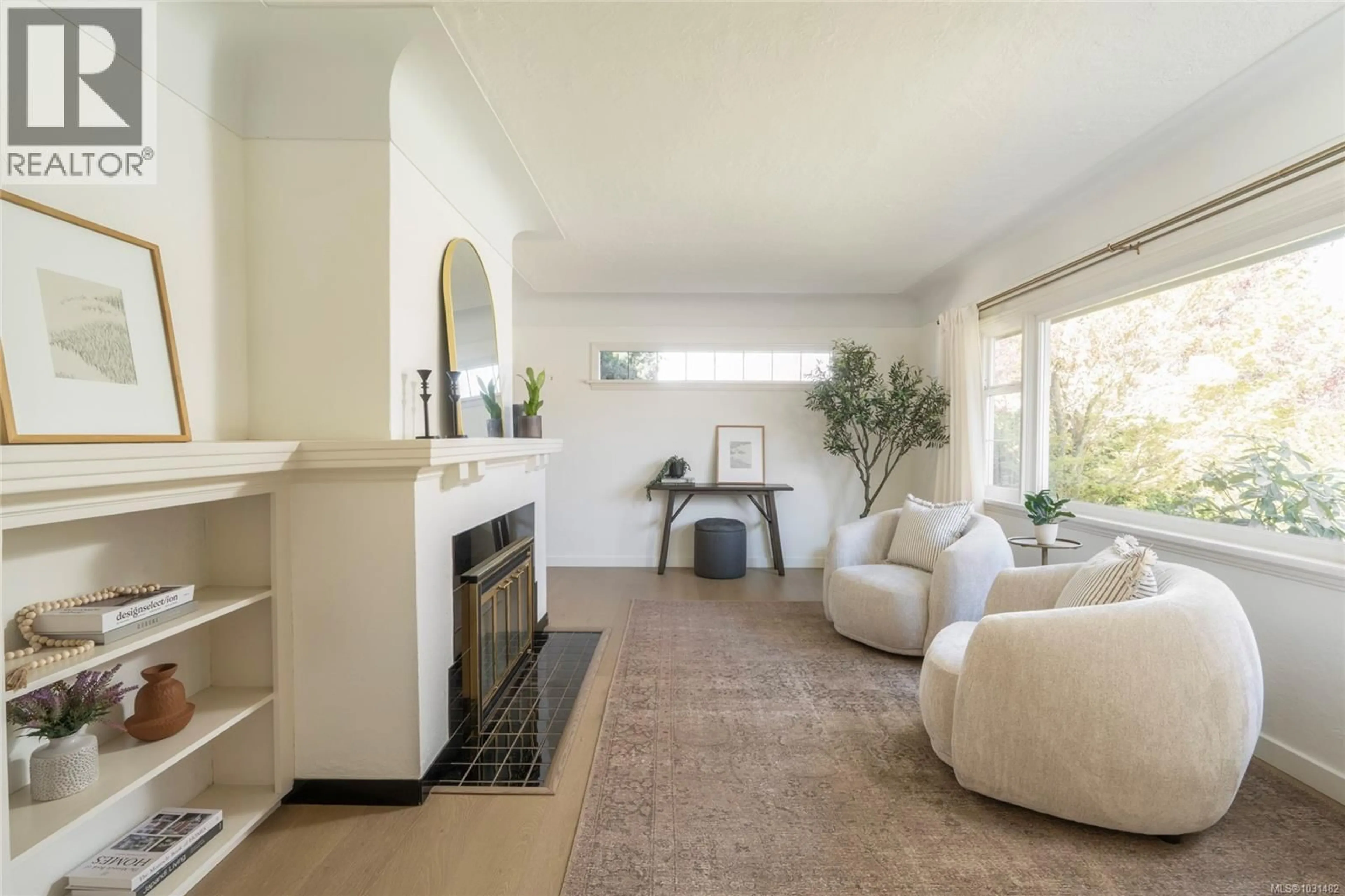 Living room with furniture, carpet floor for 2041 CARNARVON STREET, Oak Bay British Columbia V8R2V2