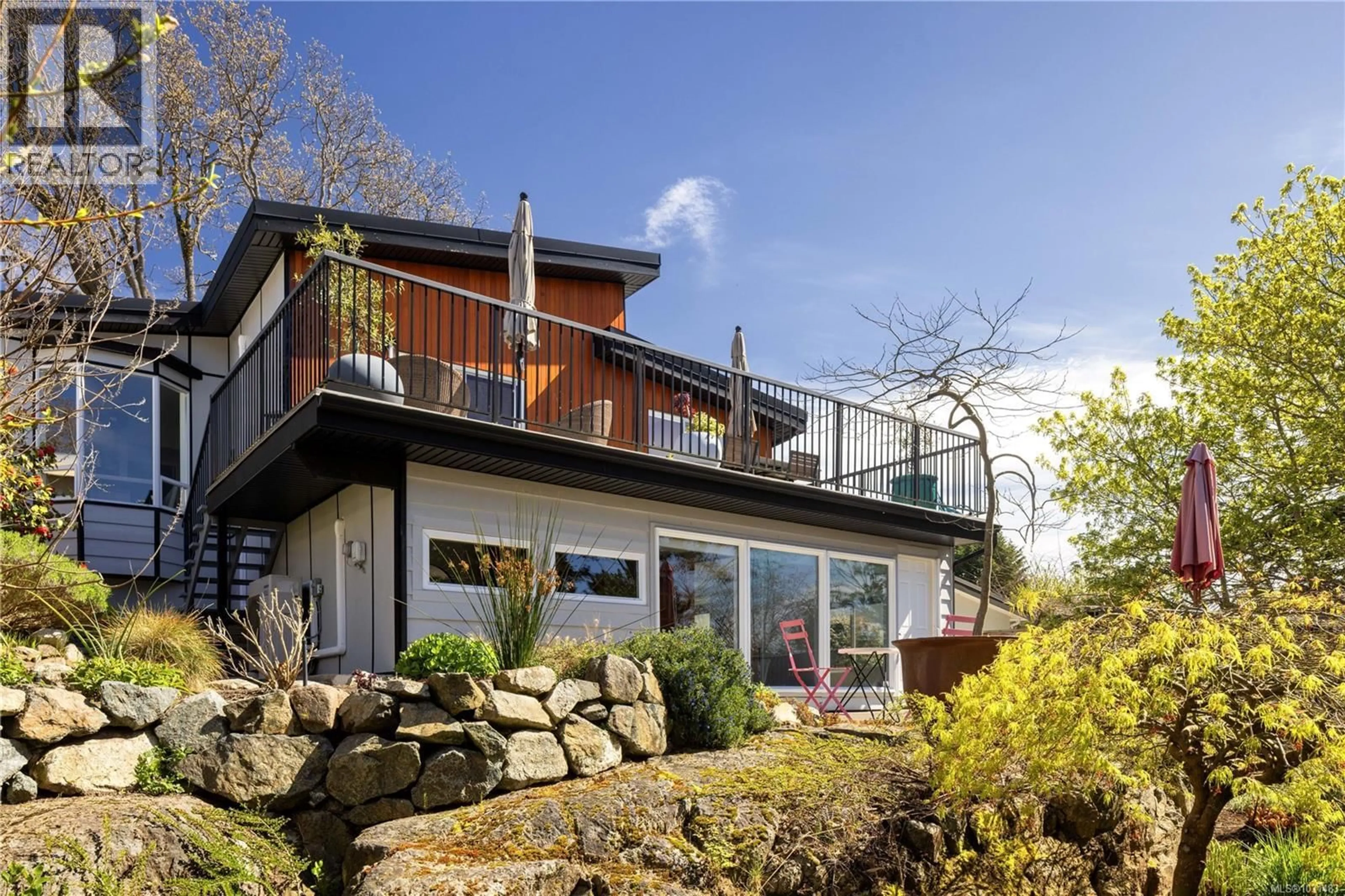 Home with vinyl exterior material, building for 338 FOUL BAY ROAD, Victoria British Columbia V8S4G7