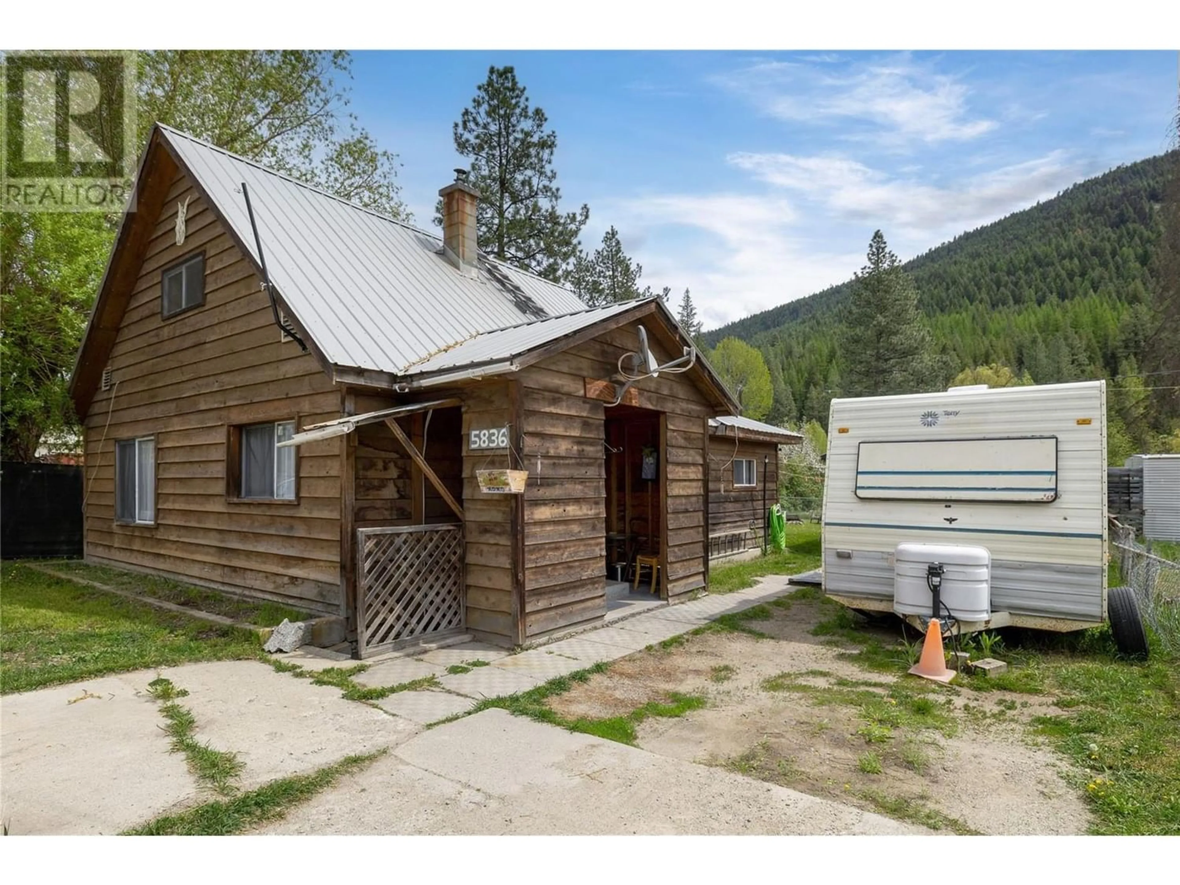 Cottage for 5836 33 Highway, Beaverdell British Columbia V0H1A0