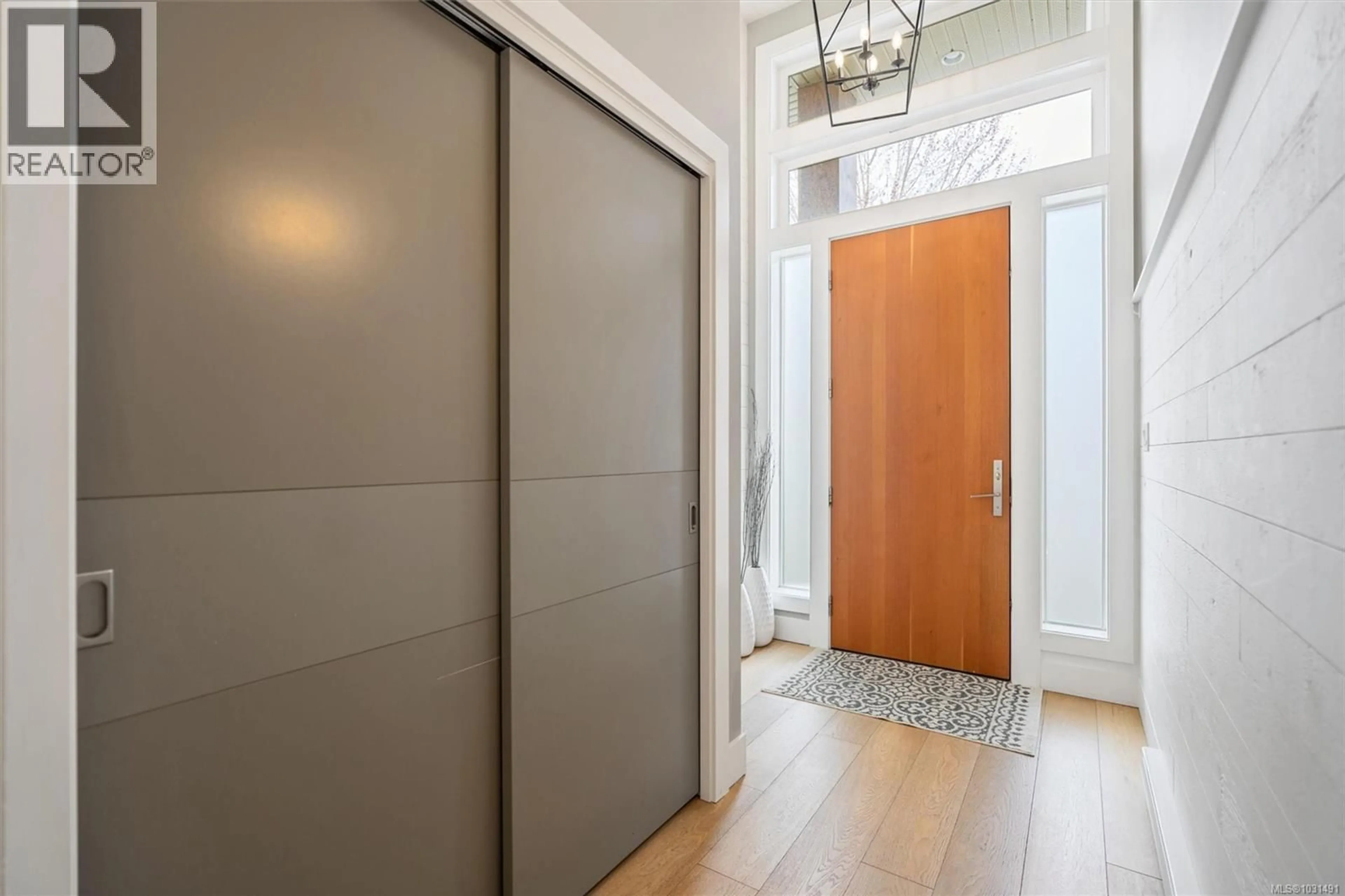 Indoor entryway for 433 REGENCY PLACE, Colwood British Columbia V9C0H9