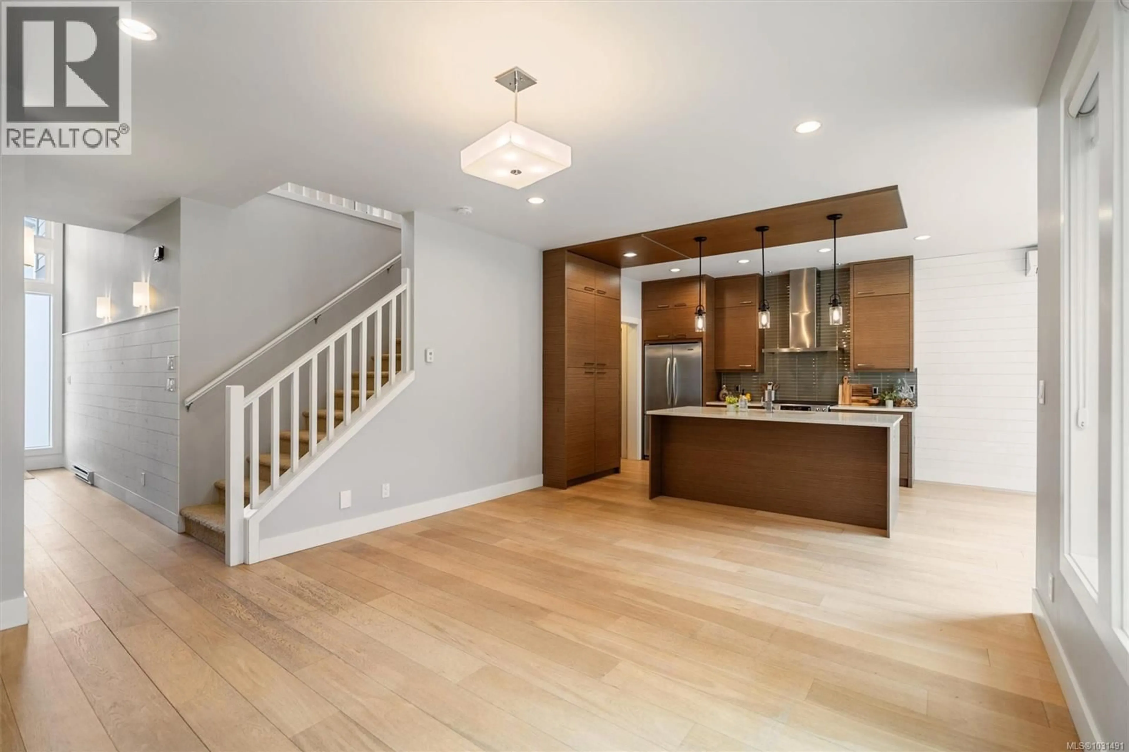 Open concept kitchen, wood/laminate floor for 433 REGENCY PLACE, Colwood British Columbia V9C0H9
