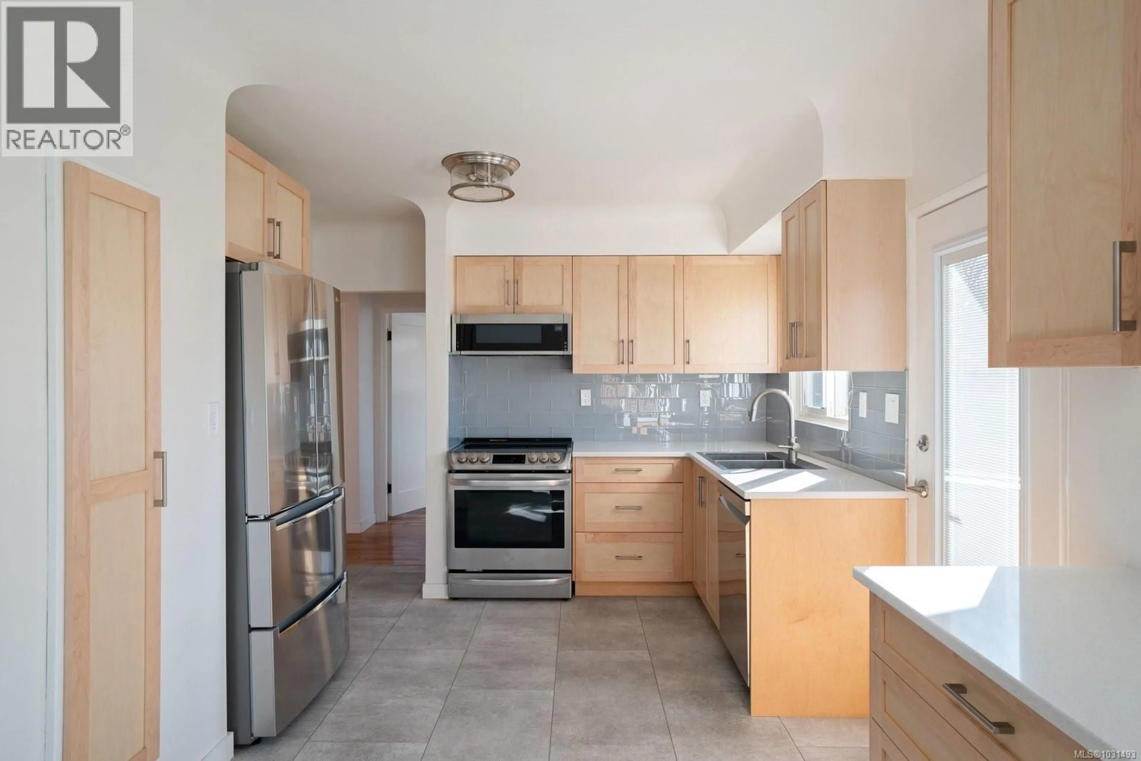 Standard kitchen, unknown for 354 FOUL BAY ROAD, Victoria British Columbia V8S4G8