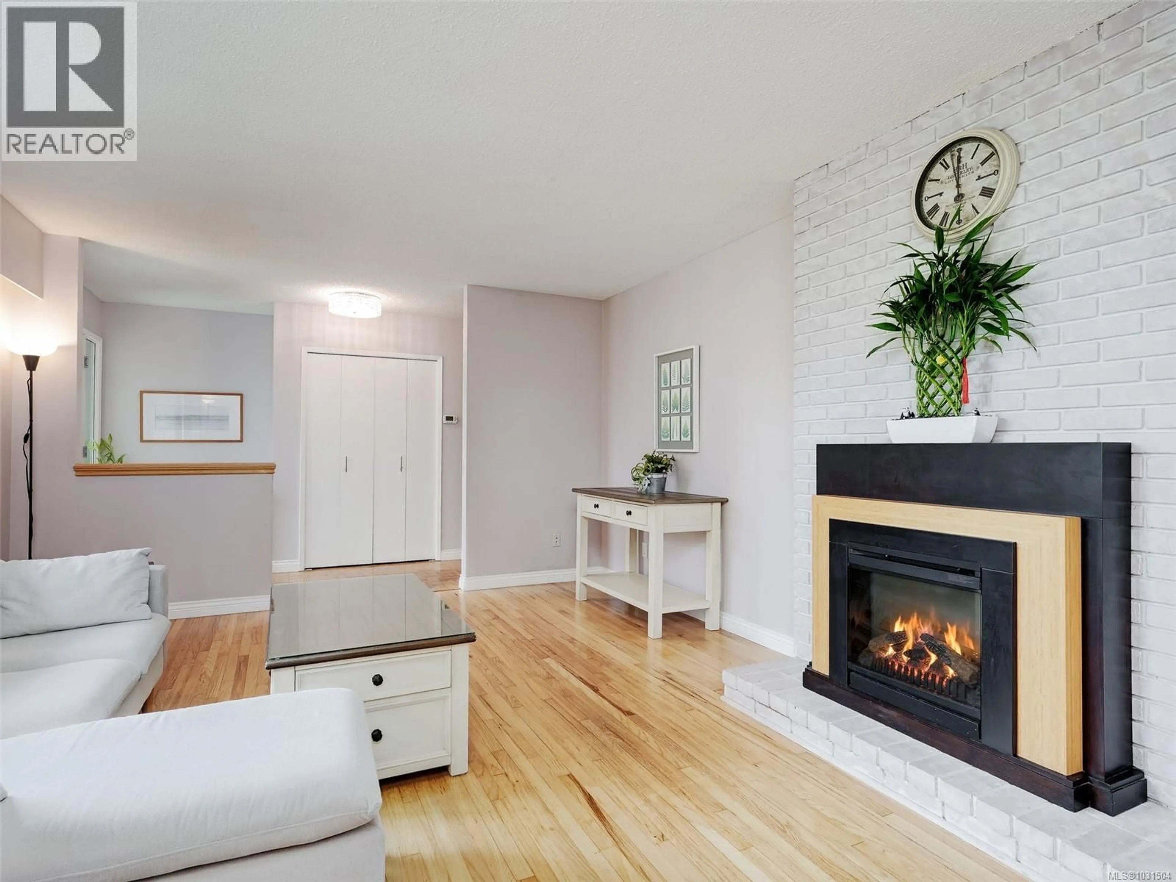 Living room with furniture, wood/laminate floor for 6429 RODOLPH ROAD, Central Saanich British Columbia V8Z5W3