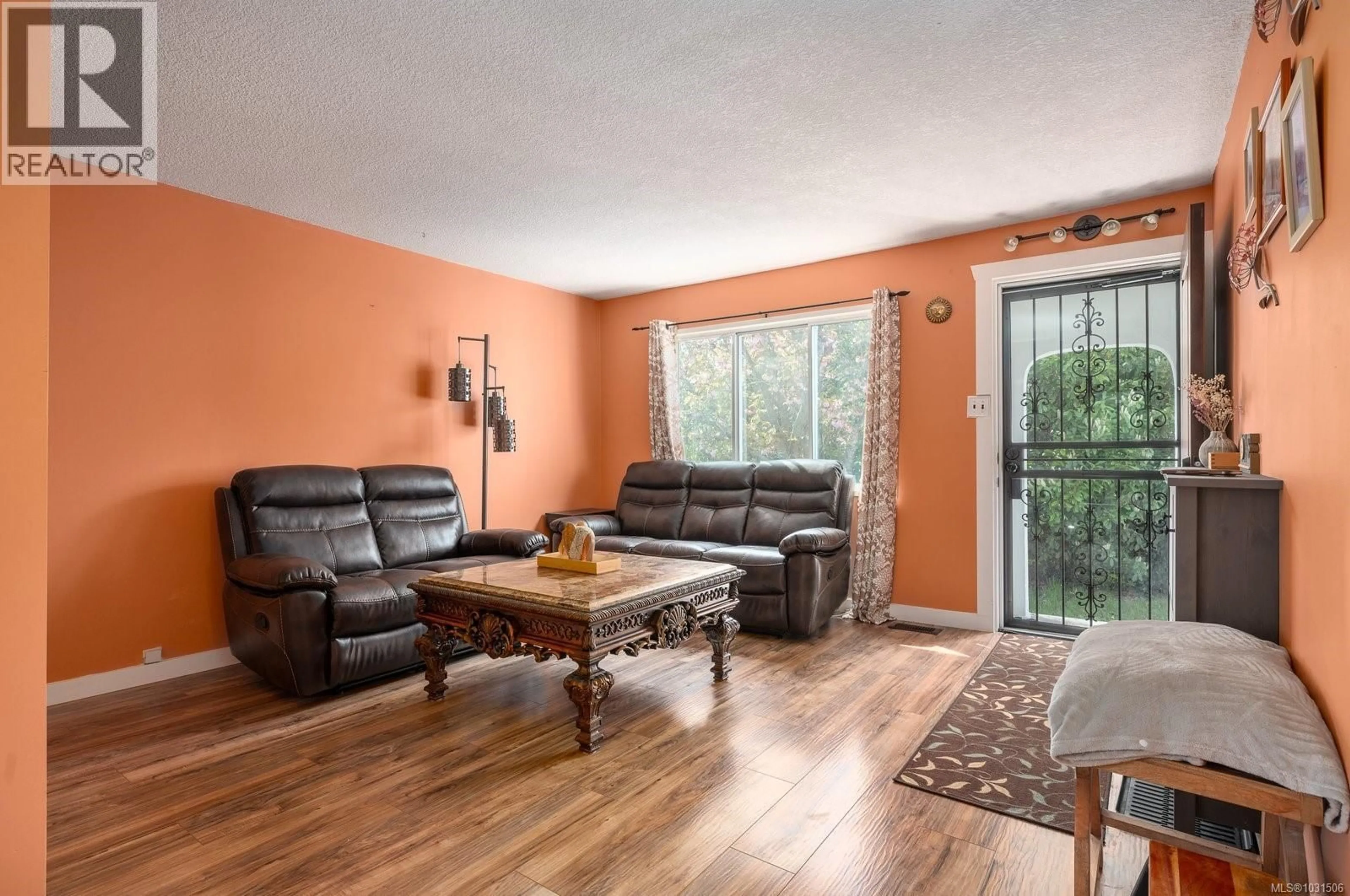 Living room with furniture, wood/laminate floor for 788 BRUCE AVENUE, Nanaimo British Columbia V9R3Z5
