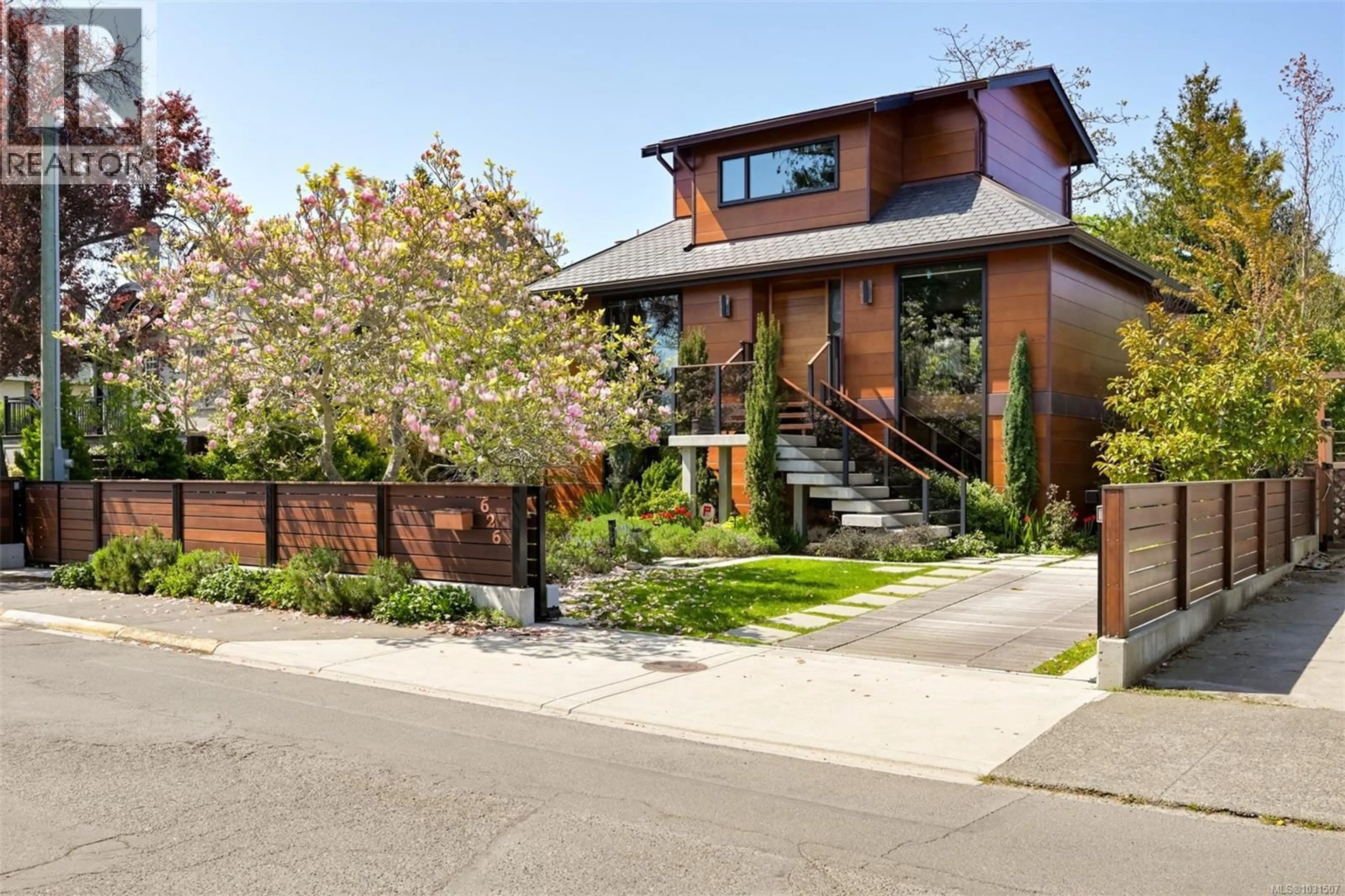 Home with brick exterior material, street for 626 MONTEREY AVENUE, Oak Bay British Columbia V8S4T9