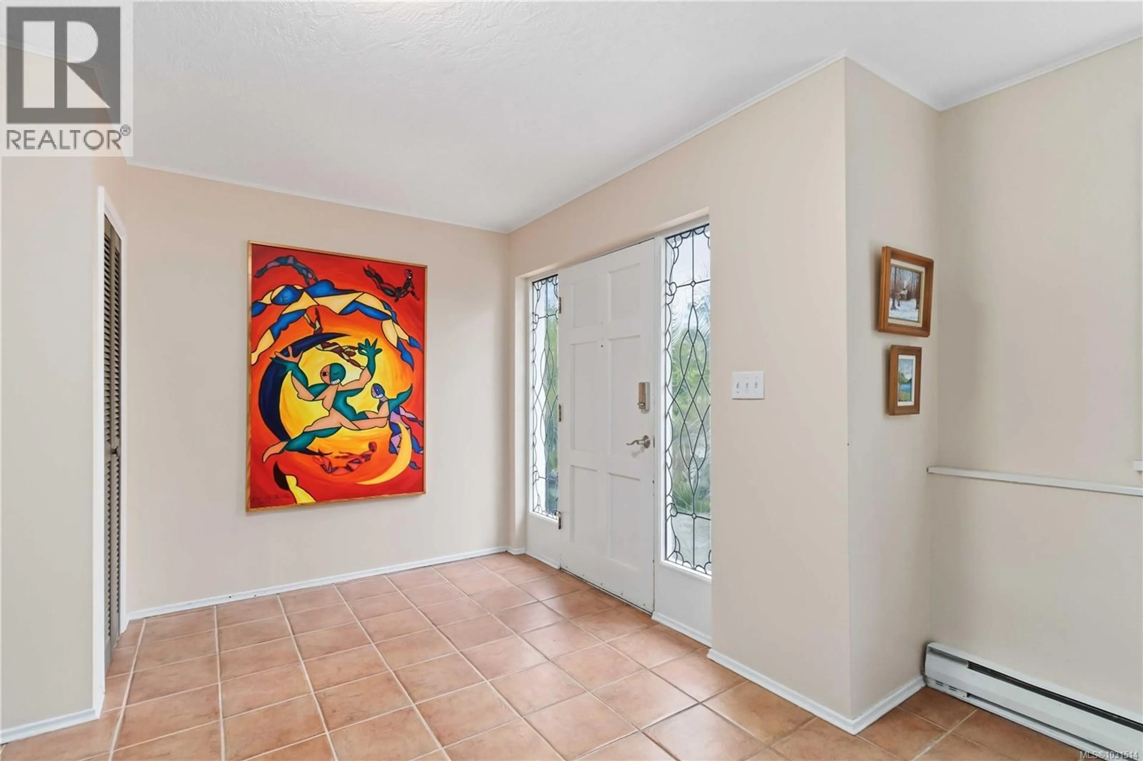 Indoor foyer for 4719 TREETOP HEIGHTS, Saanich British Columbia V8Y1E2