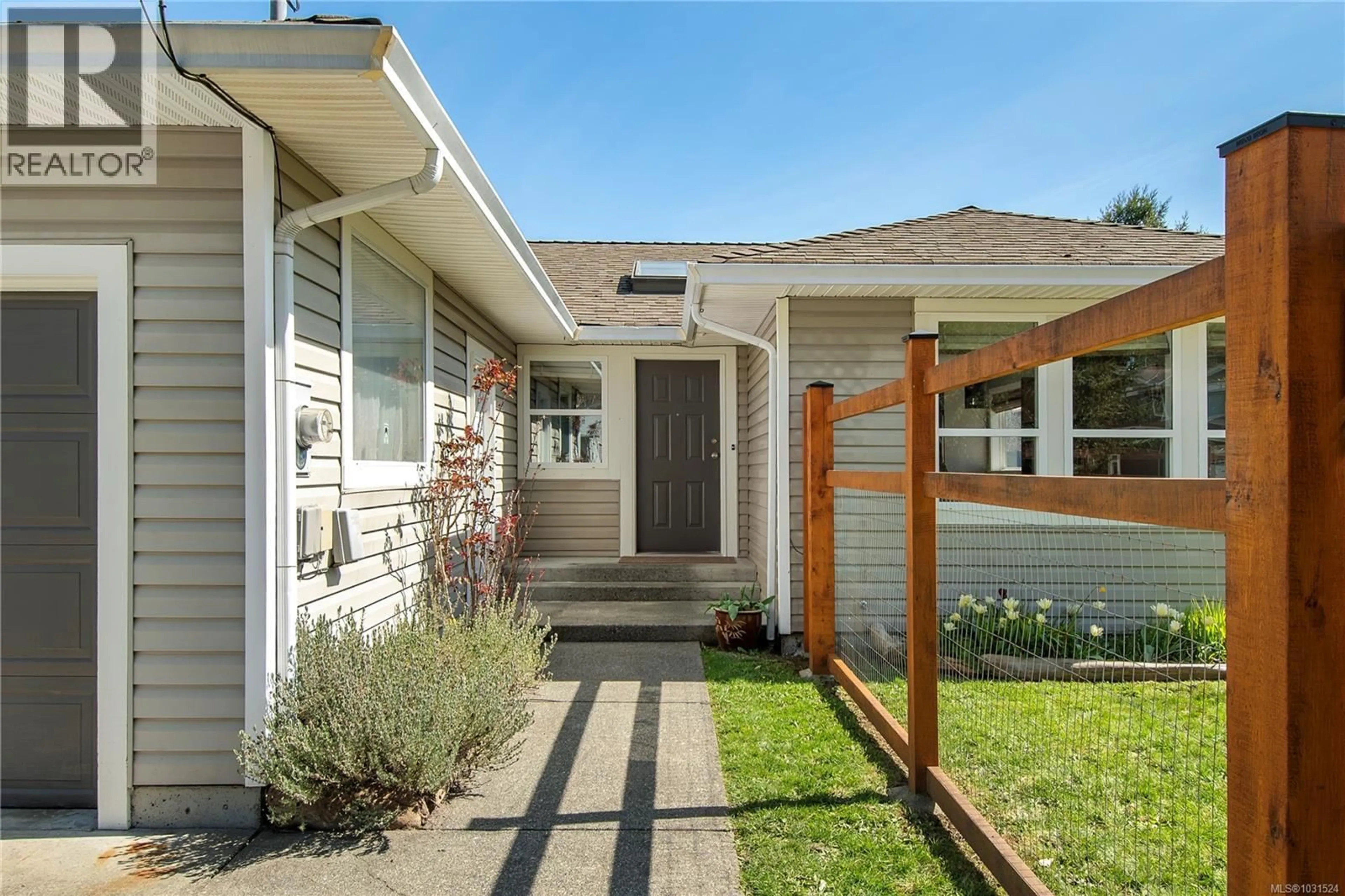 Home with vinyl exterior material, street for 285 CRAWFORD ROAD, Campbell River British Columbia V9H1K1