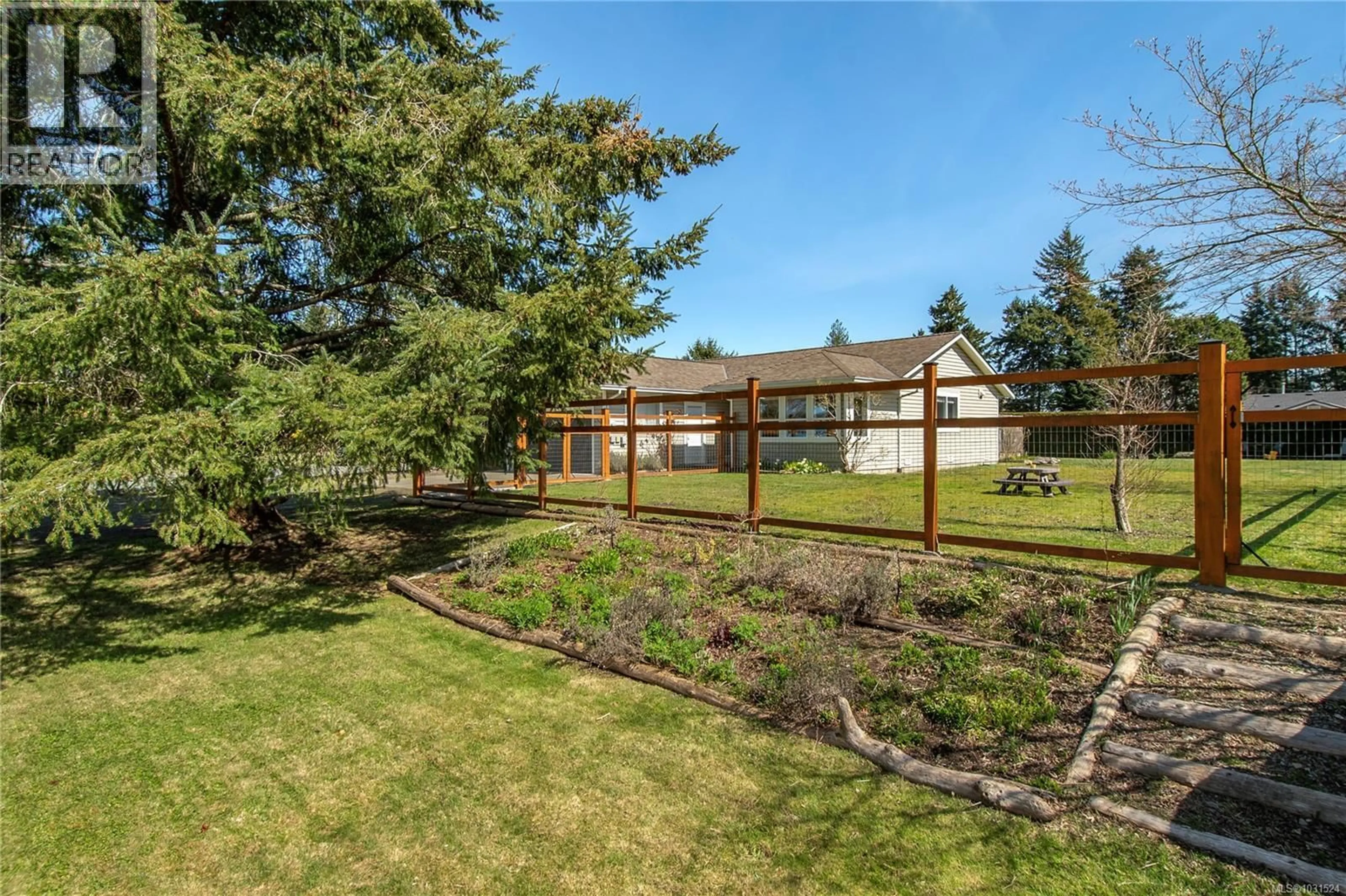 A pic from outside/outdoor area/front of a property/back of a property/a pic from drone, unknown for 285 CRAWFORD ROAD, Campbell River British Columbia V9H1K1