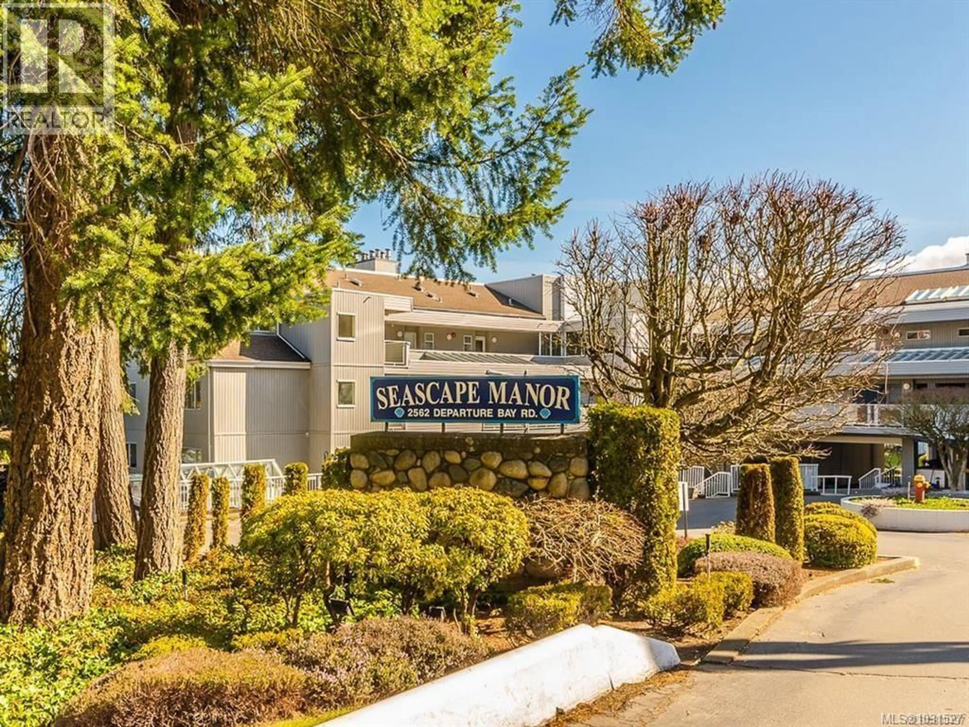 Indoor foyer for 418 - 2562 DEPARTURE BAY ROAD, Nanaimo British Columbia V9S5P1