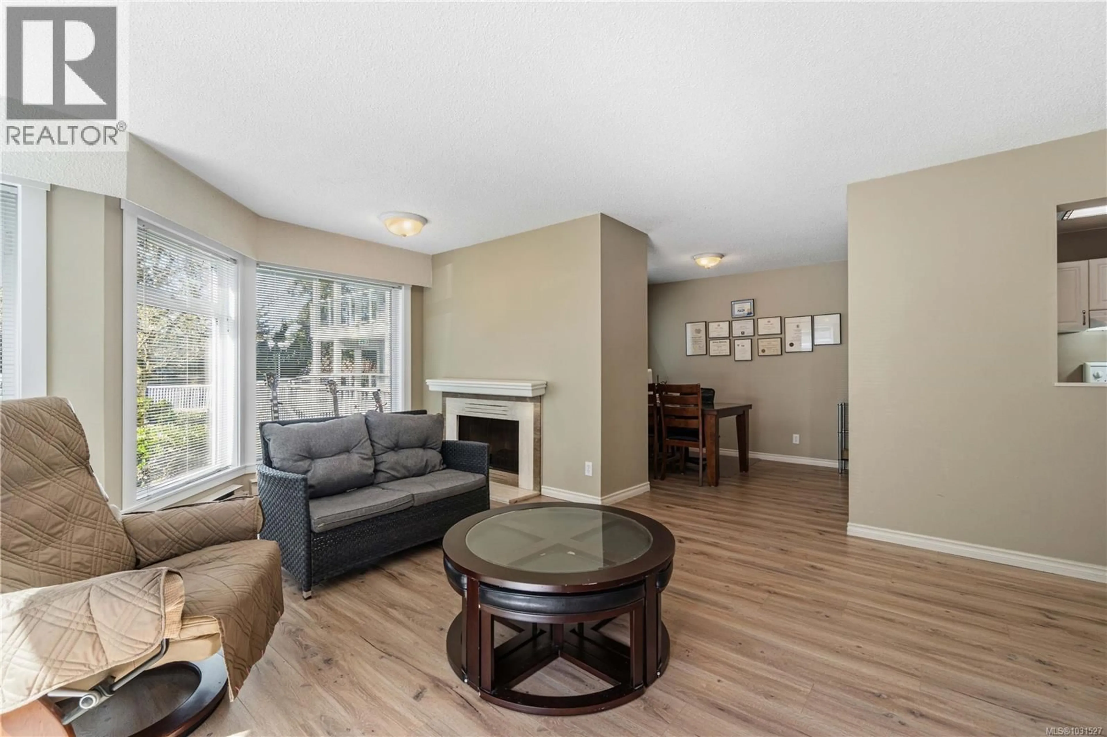 Living room with furniture, wood/laminate floor for 418 - 2562 DEPARTURE BAY ROAD, Nanaimo British Columbia V9S5P1