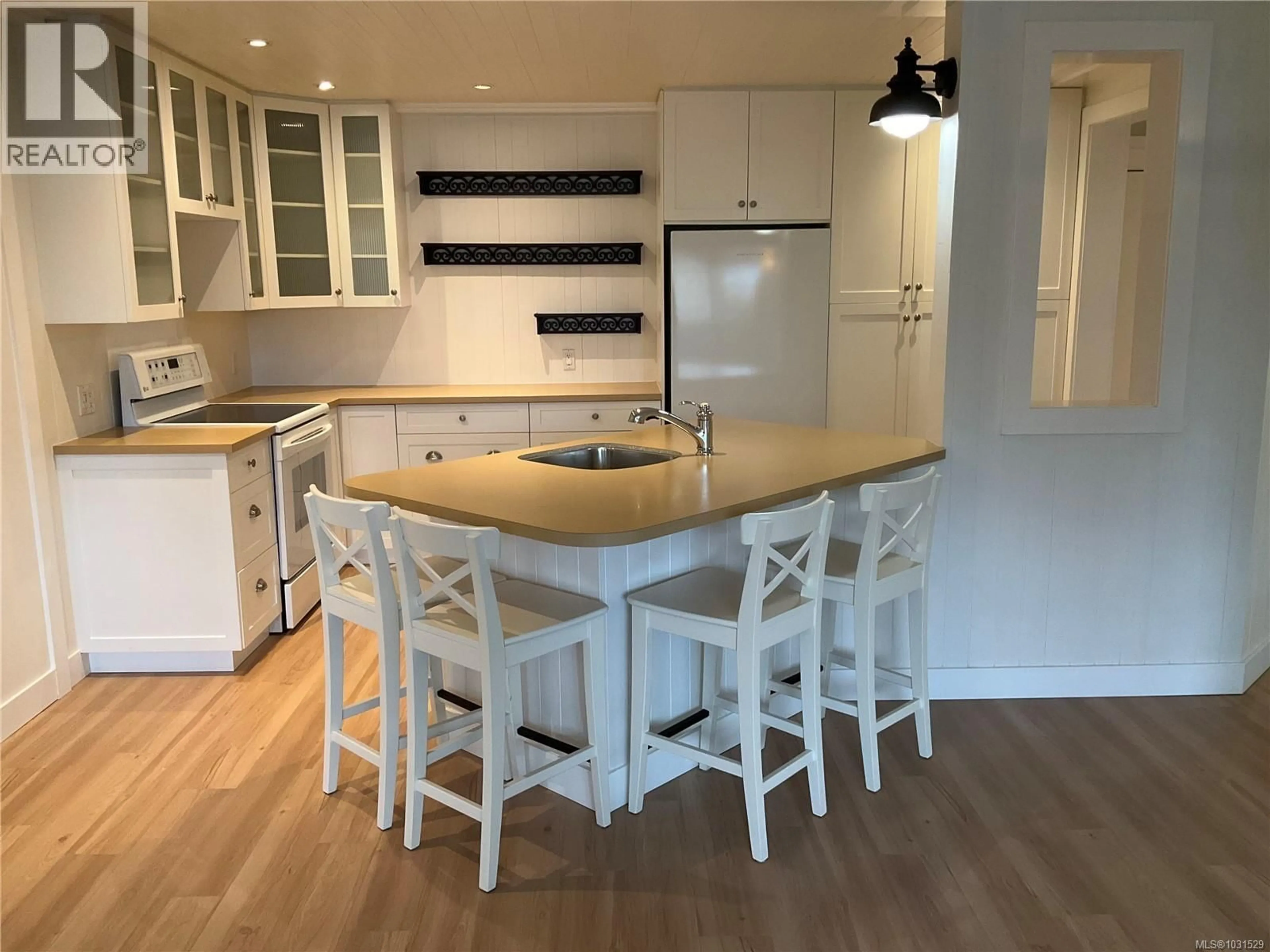 Open concept kitchen, wood/laminate floor for 114 - 2100 GRANITE STREET, Oak Bay British Columbia V8S3G7