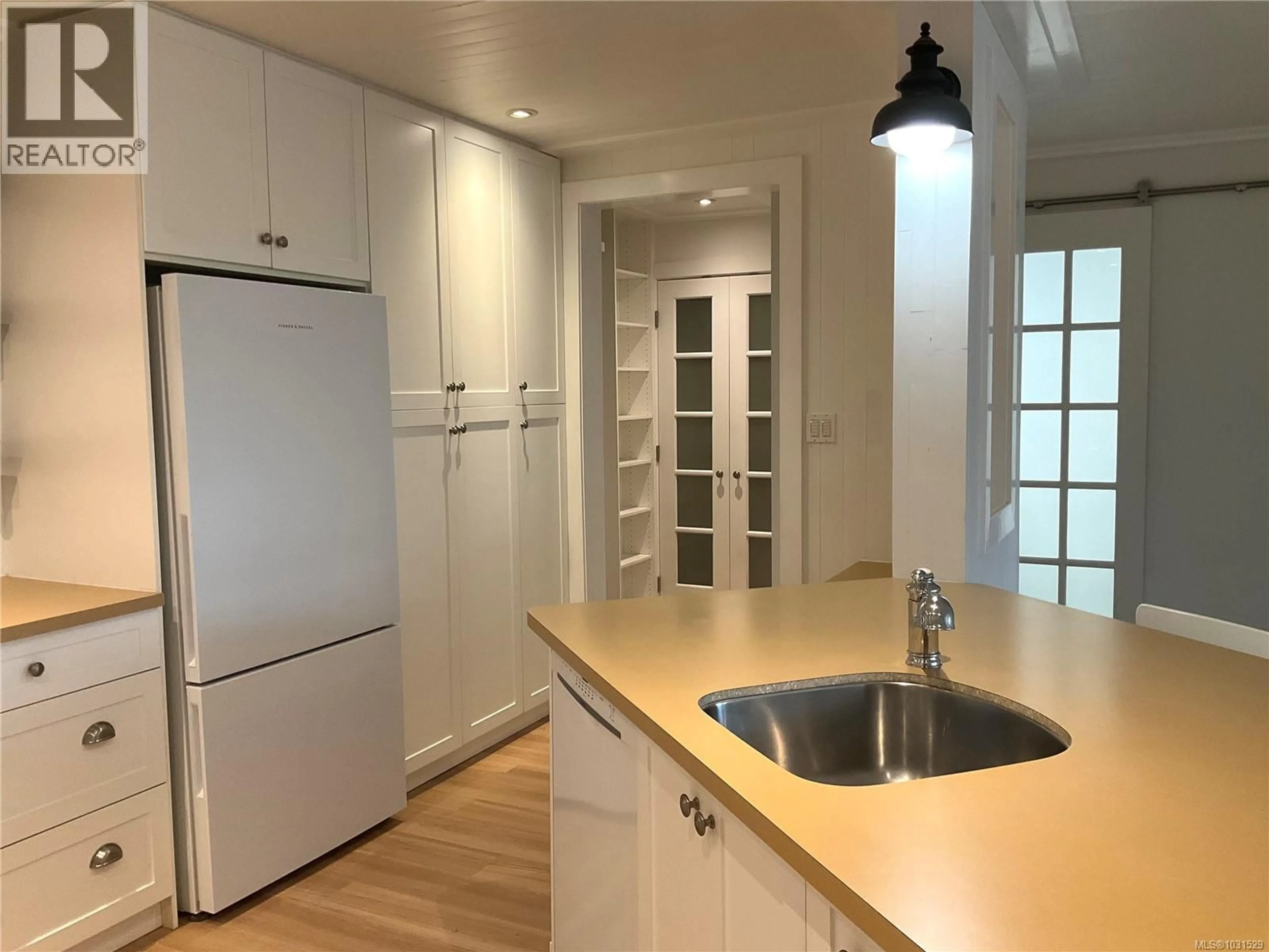 Standard kitchen, wood/laminate floor for 114 - 2100 GRANITE STREET, Oak Bay British Columbia V8S3G7