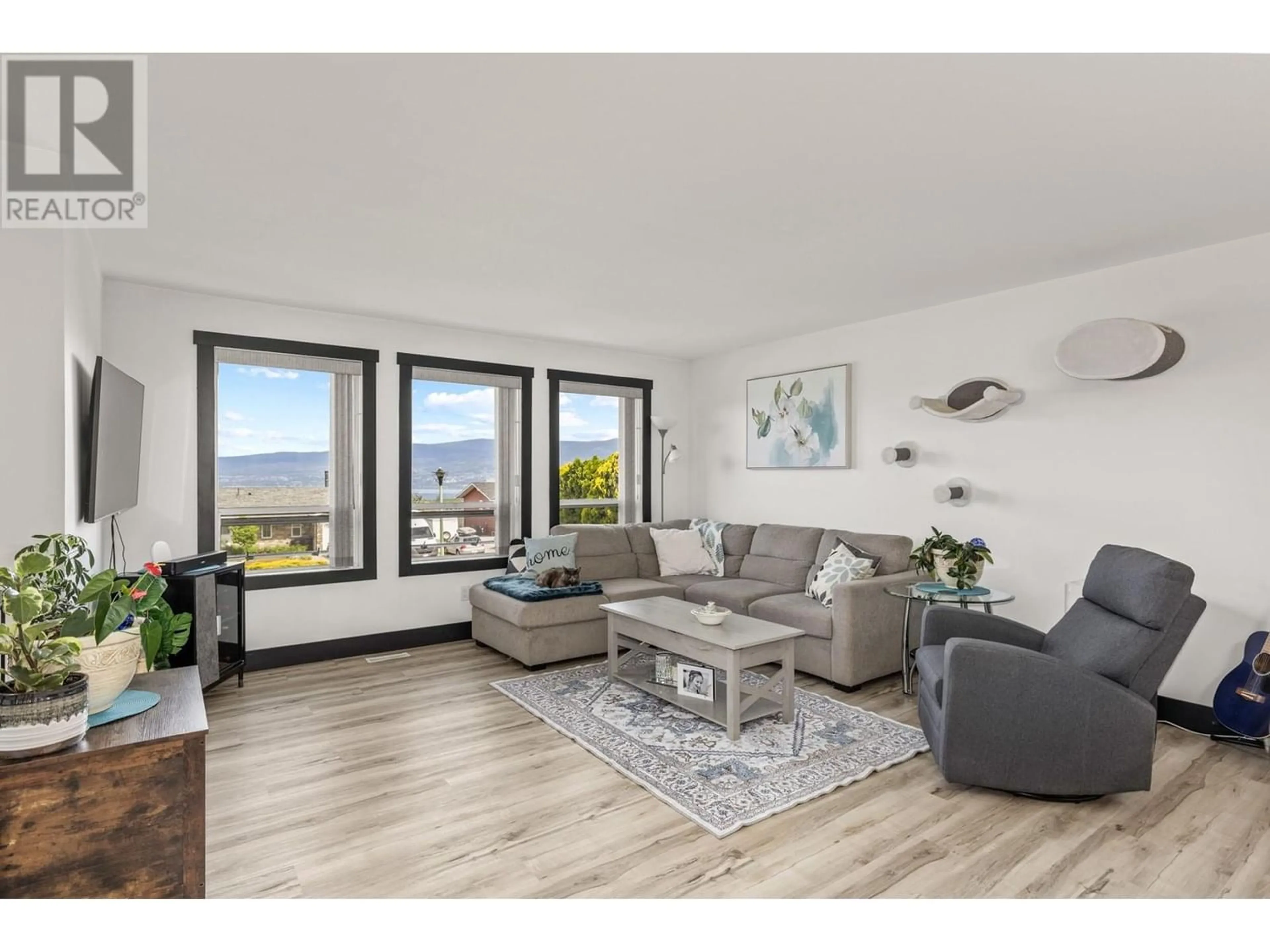 Living room for 3764 Glenway Road, West Kelowna British Columbia V4T1E3