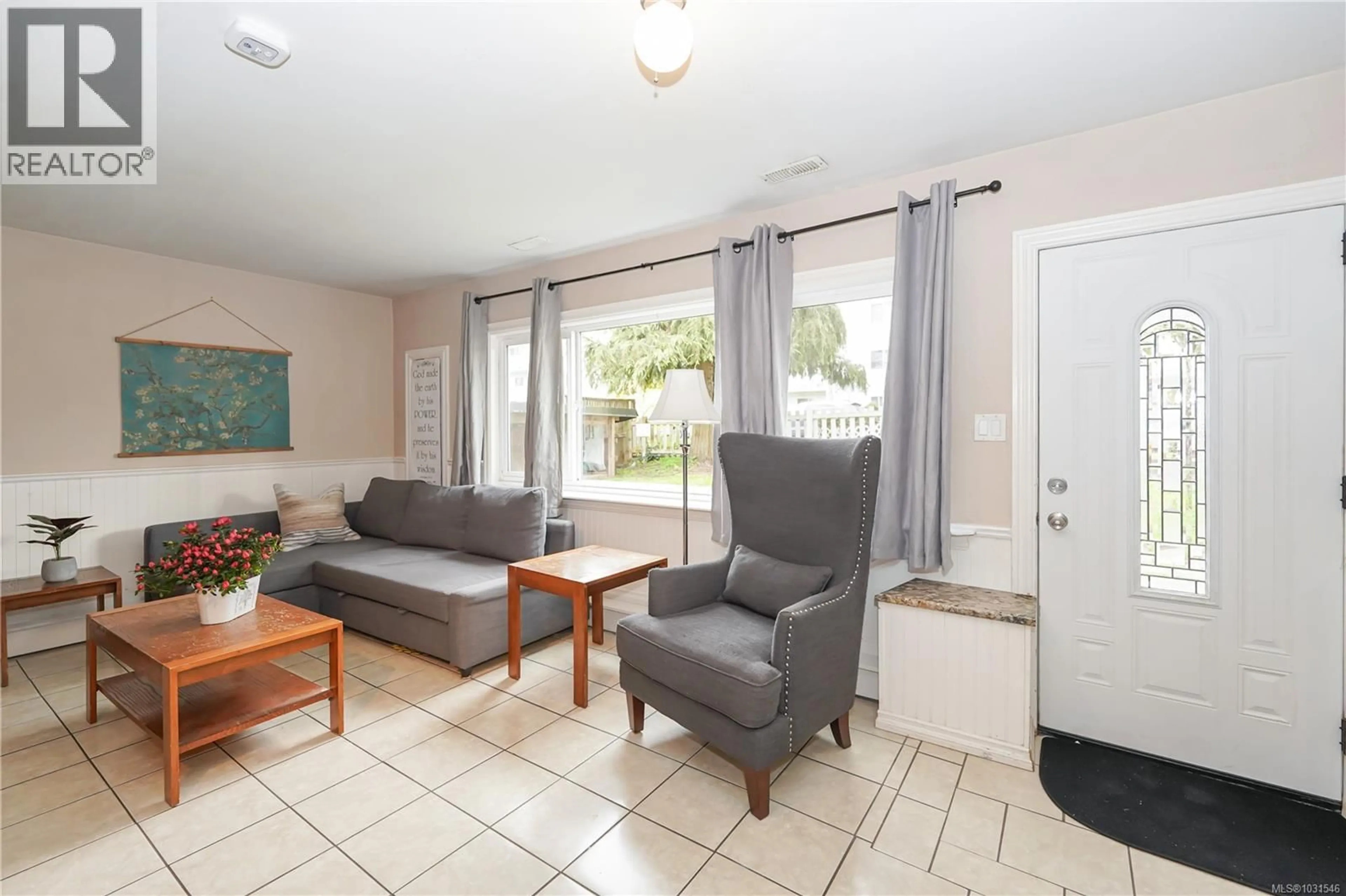 Living room with furniture, unknown for 3421 AUCHINACHIE ROAD, Duncan British Columbia V9L4A2