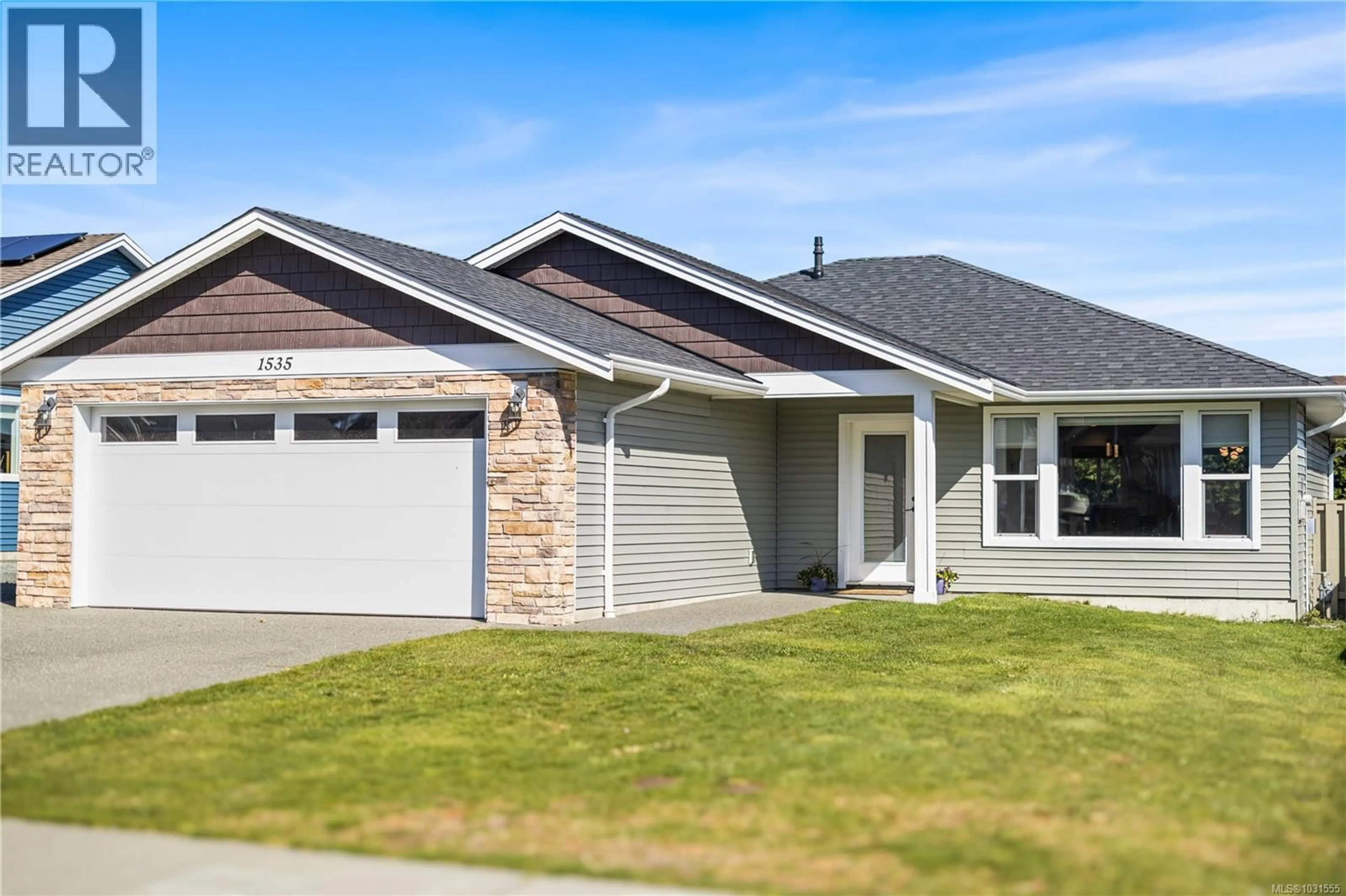 Home with vinyl exterior material, street for 1535 PRENTICE ROAD, Campbell River British Columbia V9W0E3