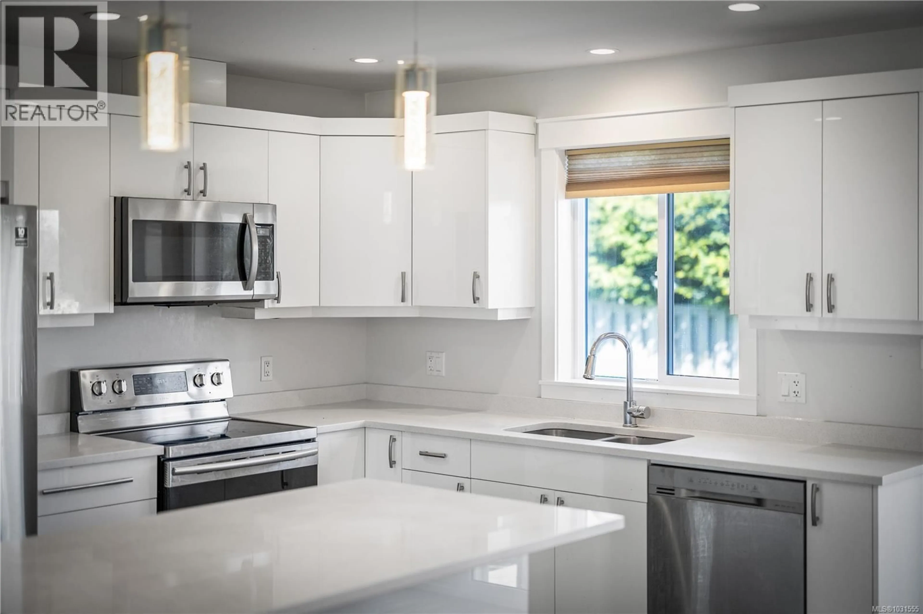 Contemporary kitchen, ceramic/tile floor for 1535 PRENTICE ROAD, Campbell River British Columbia V9W0E3