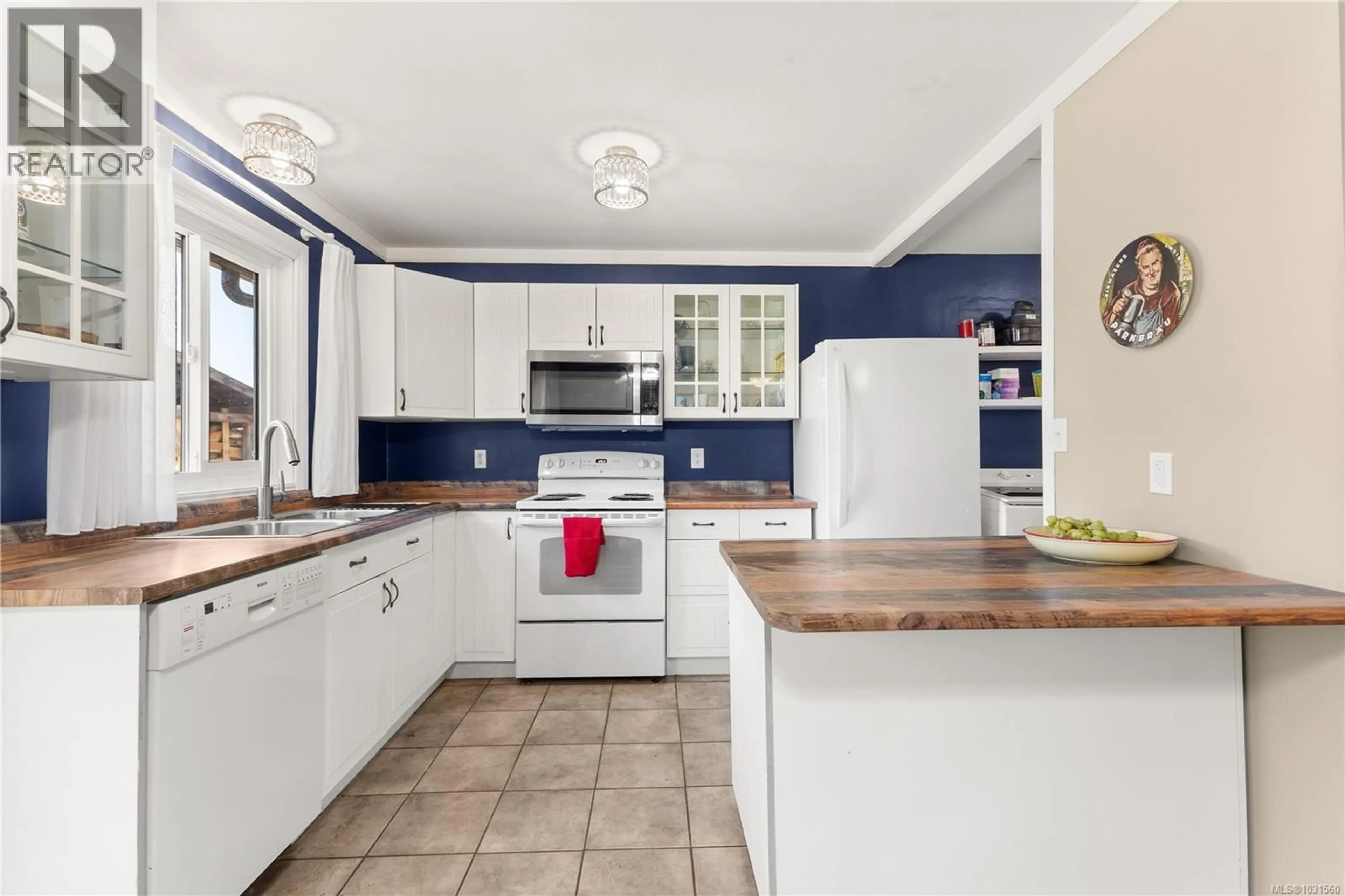 Open concept kitchen, ceramic/tile floor for 2391 TULL AVENUE, Courtenay British Columbia V9N7S1