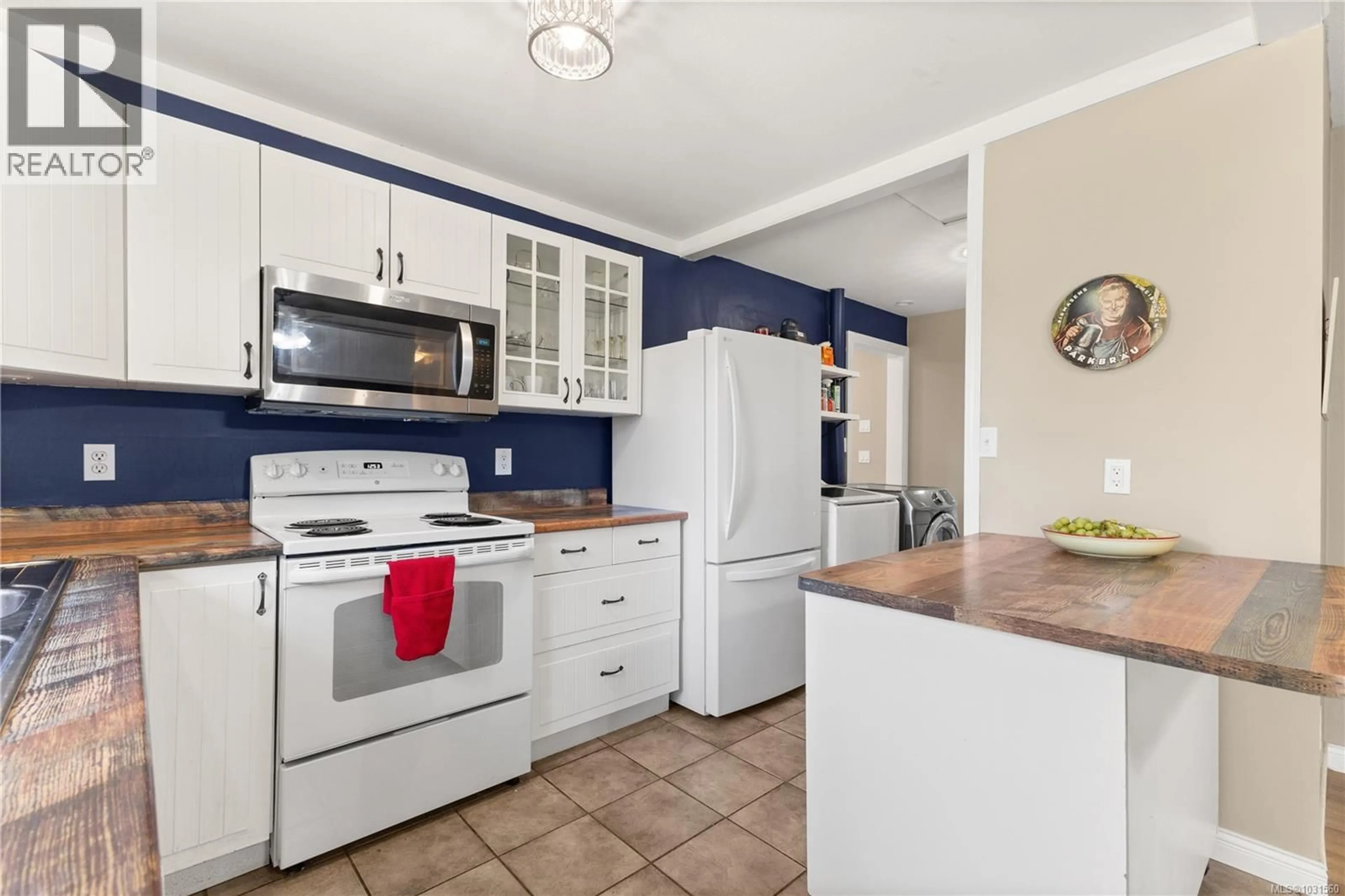 Standard kitchen, ceramic/tile floor for 2391 TULL AVENUE, Courtenay British Columbia V9N7S1