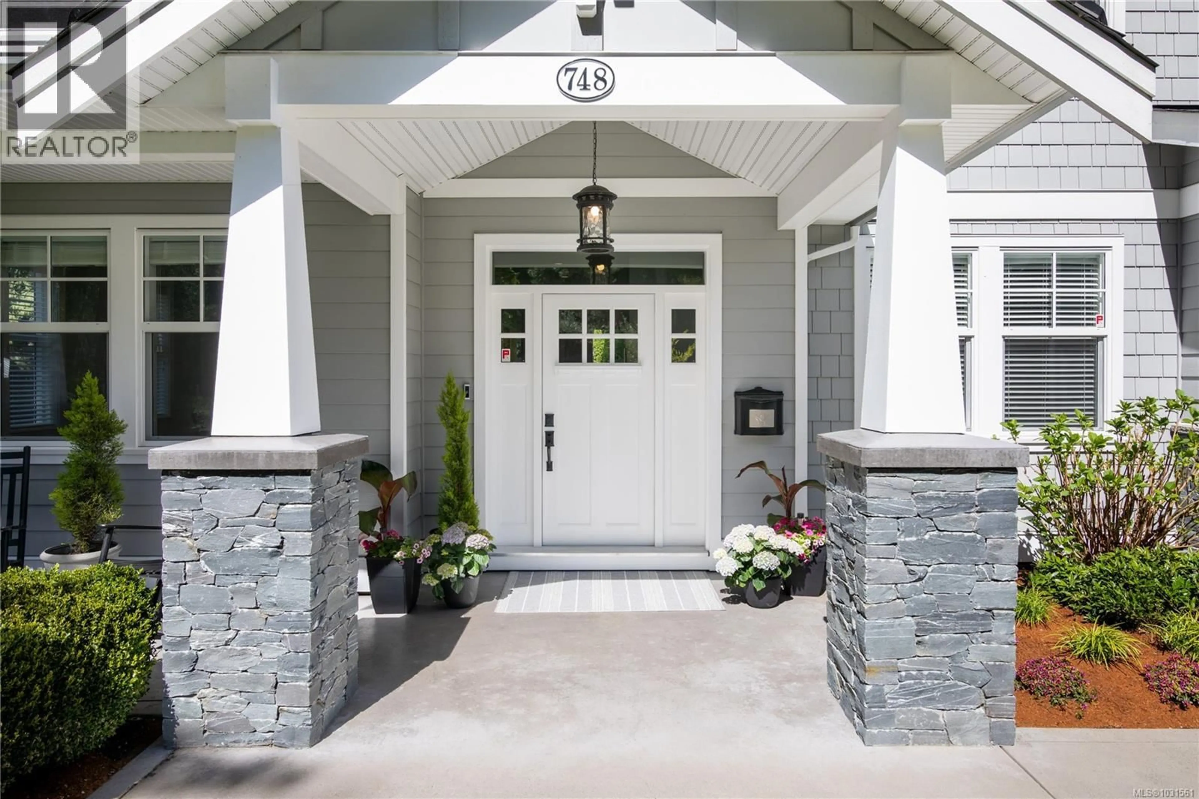Indoor entryway for 748 WALEMA AVENUE, Saanich British Columbia V8Y3B1