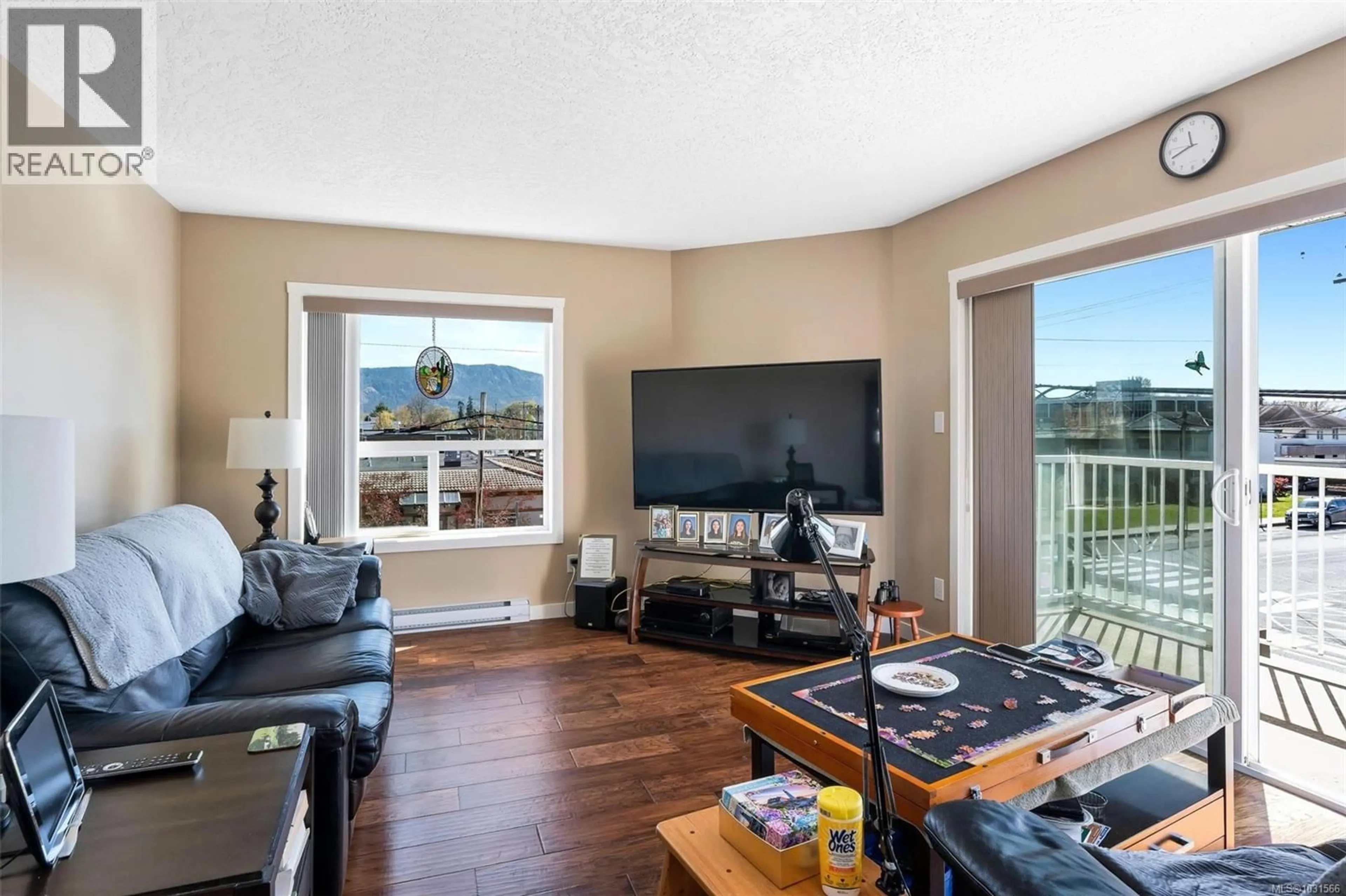 Living room with furniture, wood/laminate floor for 319 - 273 CORONATION AVENUE, Duncan British Columbia V9L2T1