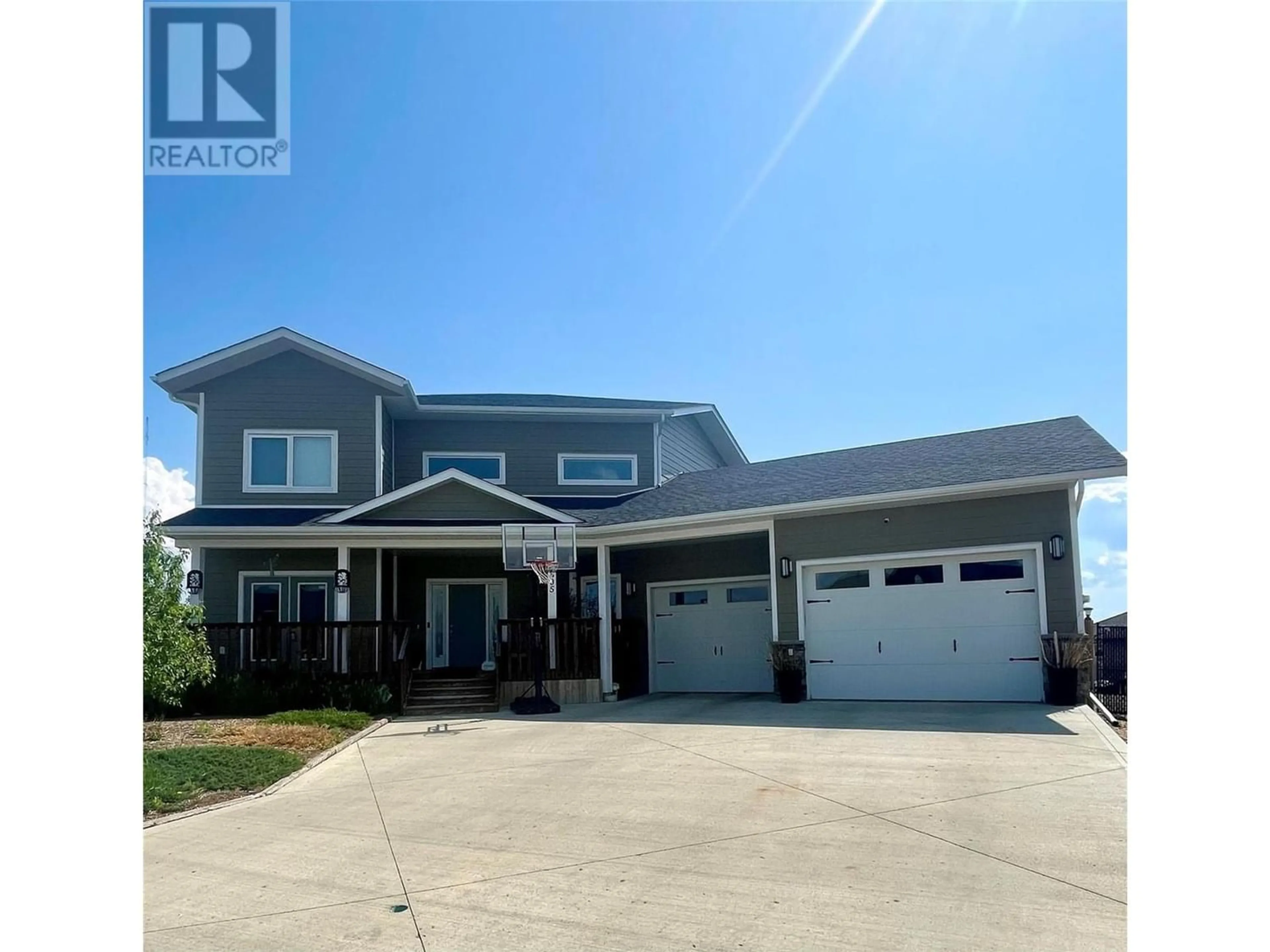 Home with vinyl exterior material, water/lake/river/ocean view for 805 89 Avenue, Dawson Creek British Columbia V1G0A8