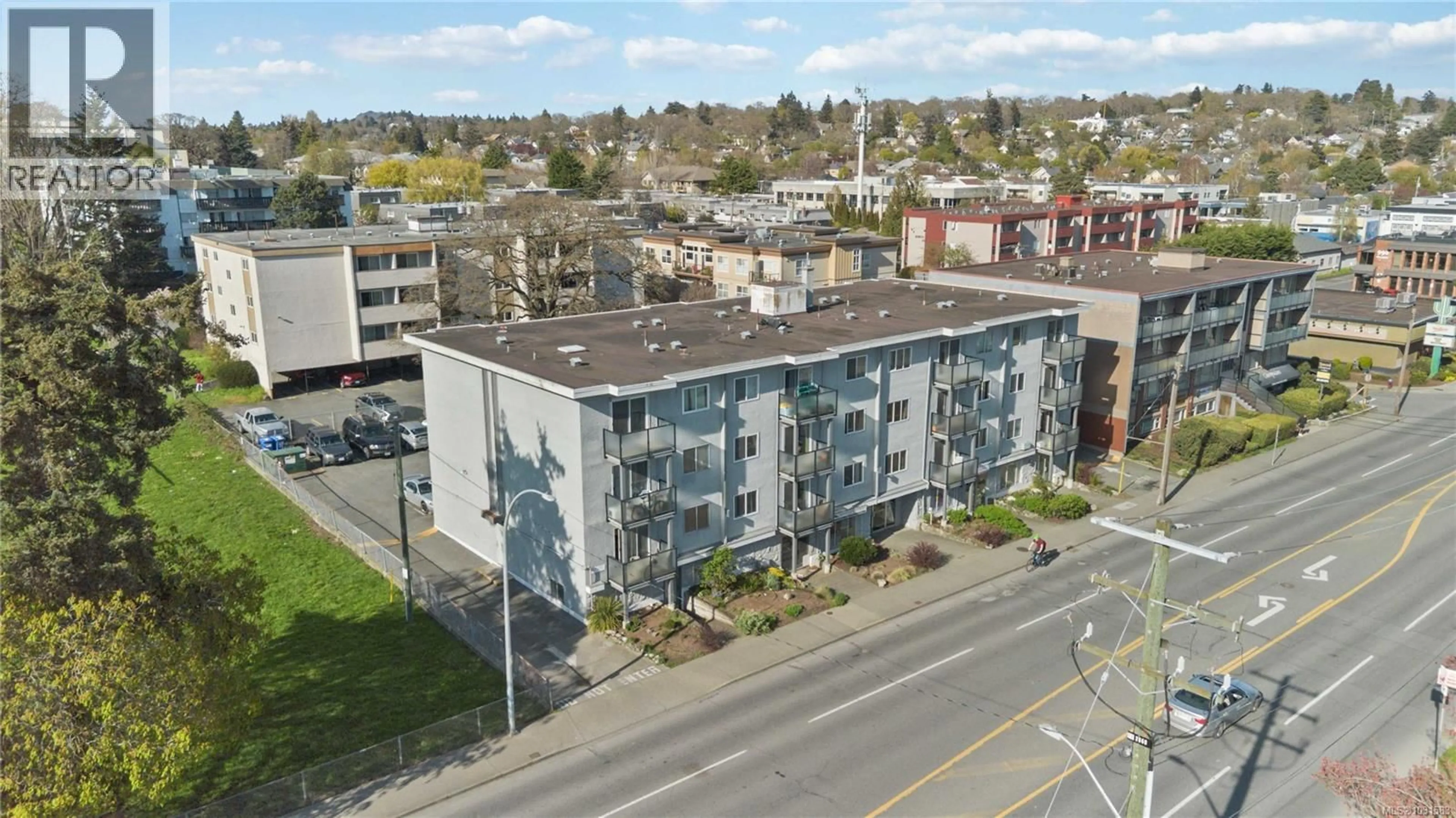 A pic from outside/outdoor area/front of a property/back of a property/a pic from drone, unknown for 302 - 904 HILLSIDE AVENUE, Victoria British Columbia V8T1Z8