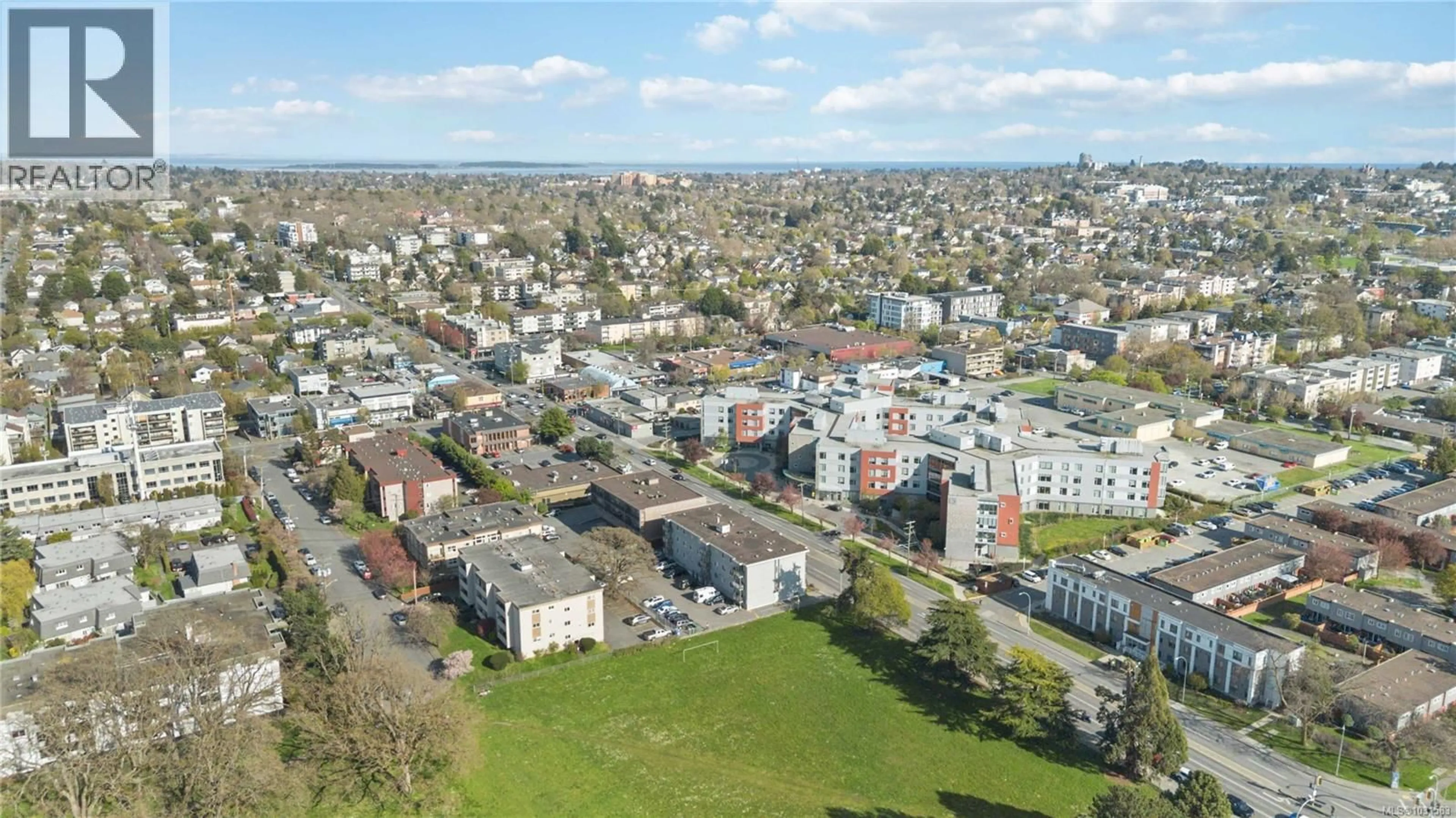A pic from outside/outdoor area/front of a property/back of a property/a pic from drone, city buildings view from balcony for 302 - 904 HILLSIDE AVENUE, Victoria British Columbia V8T1Z8