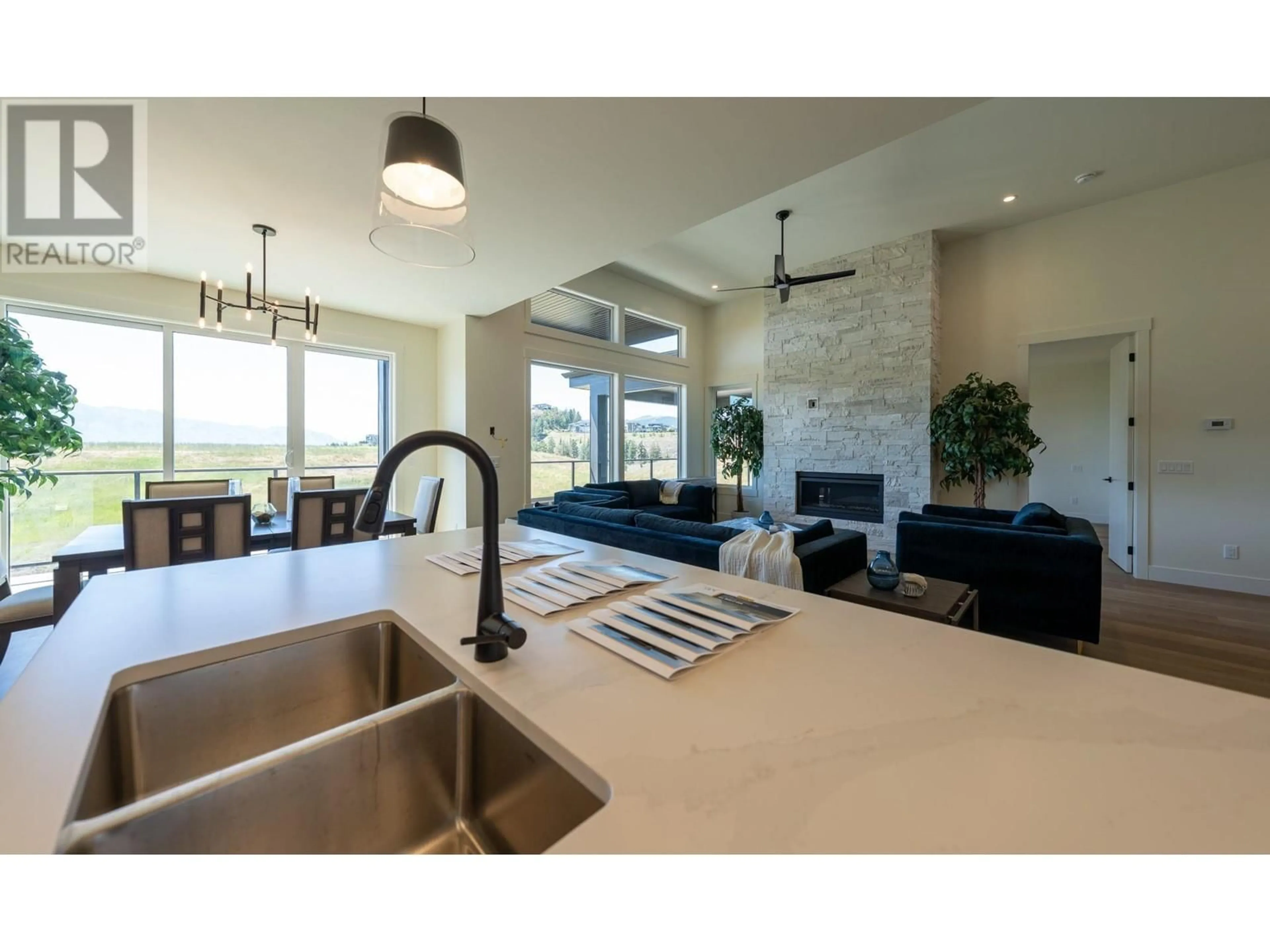 Contemporary kitchen for 2539 Pinnacle Ridge Drive, West Kelowna British Columbia V4T0E3