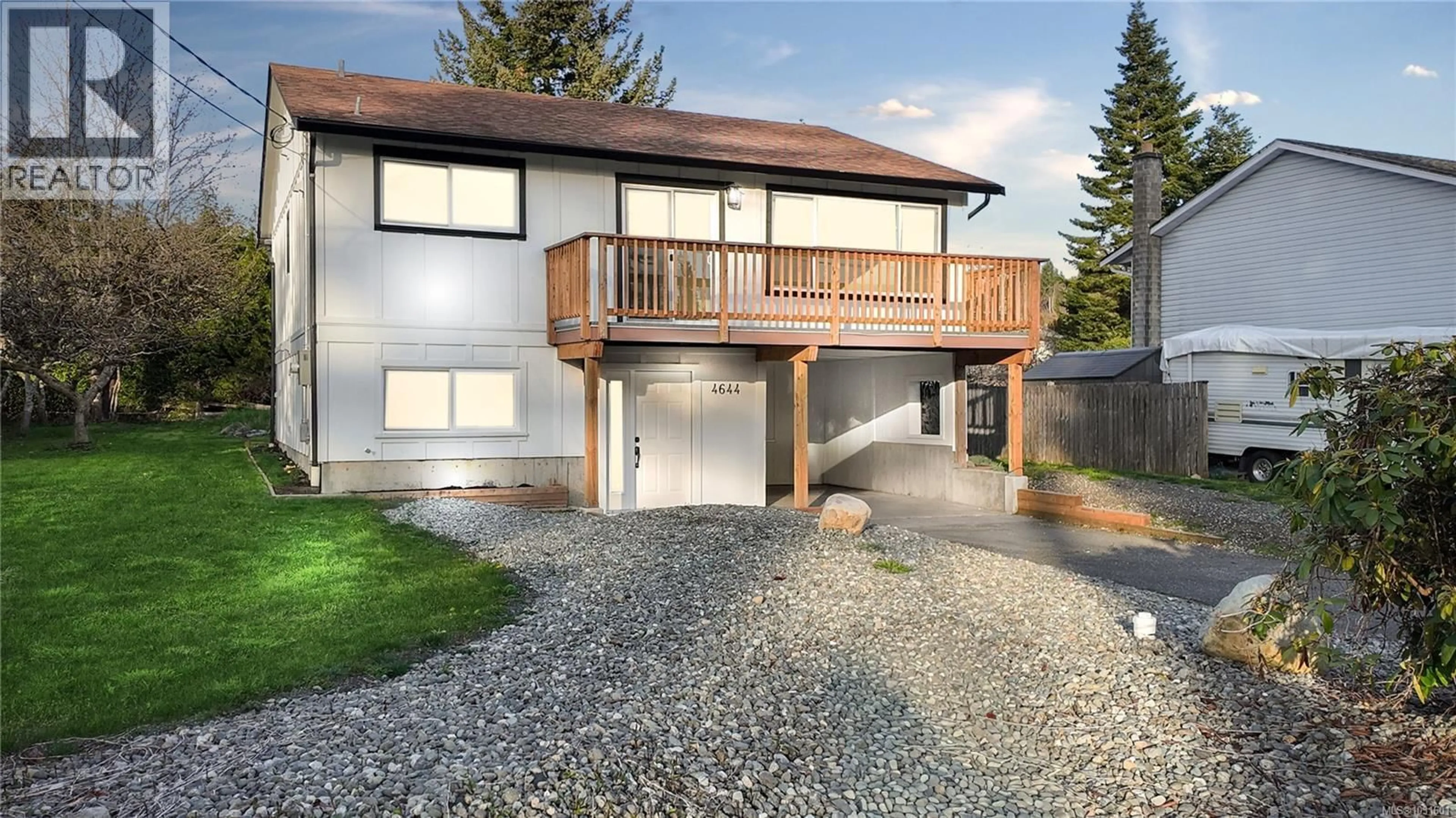 Home with vinyl exterior material, street for 4644 MACINTYRE AVENUE, Courtenay British Columbia V9N6R2