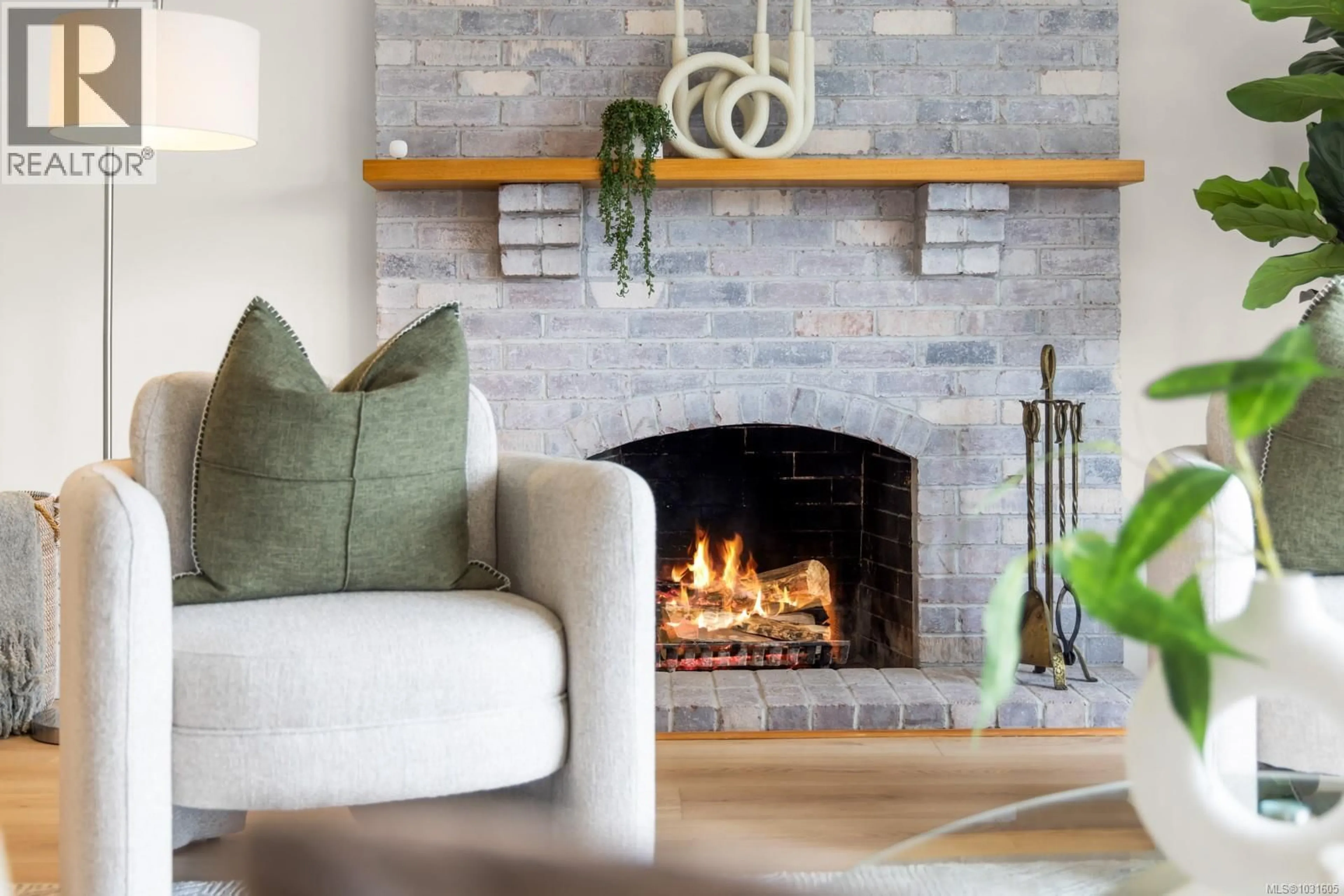 Living room with furniture, unknown for 916 MONTEREY AVENUE, Oak Bay British Columbia V8S4A2