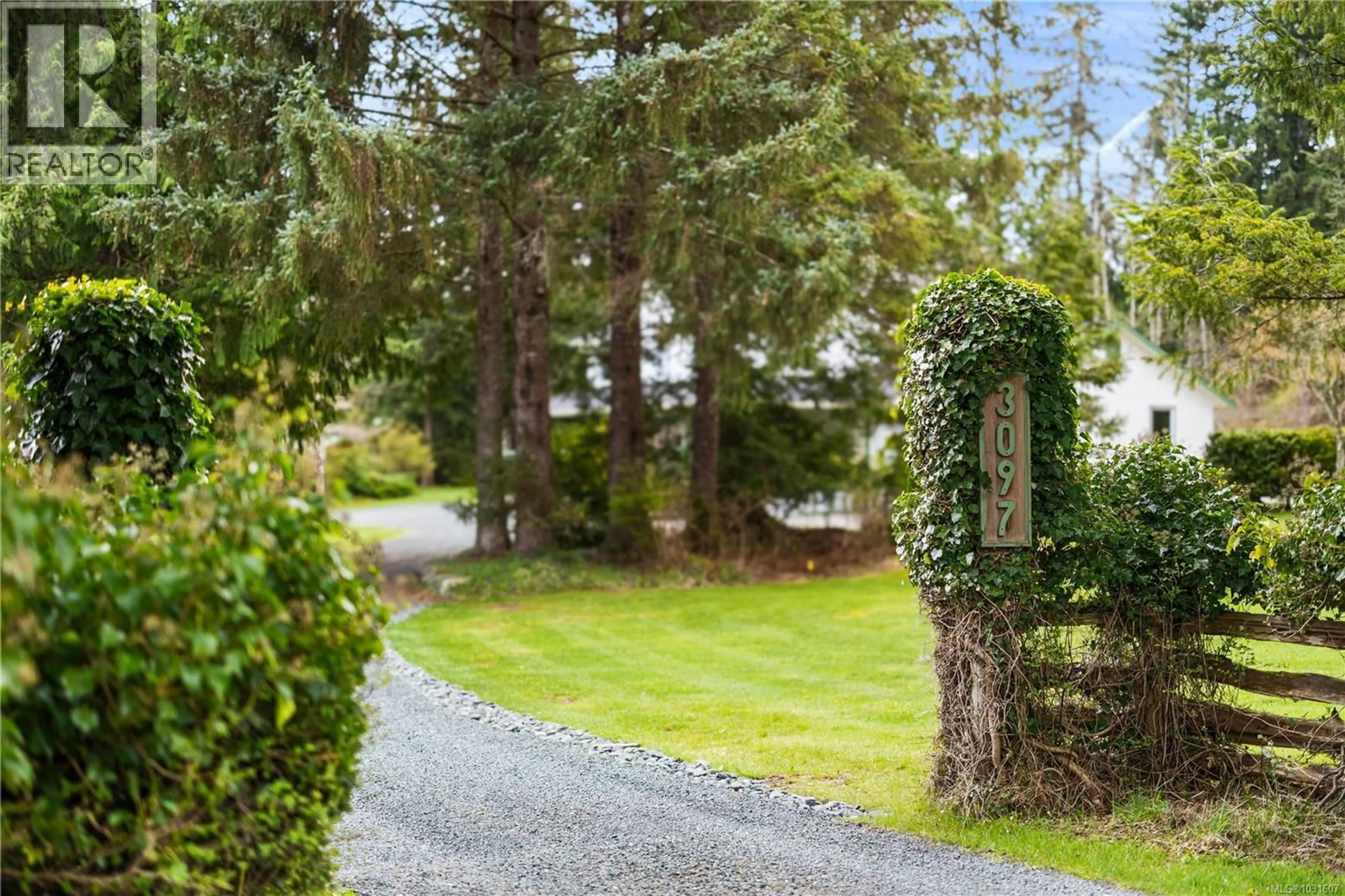 A pic from outside/outdoor area/front of a property/back of a property/a pic from drone, unknown for 3097 YORK ROAD, Campbell River British Columbia V9H1A8