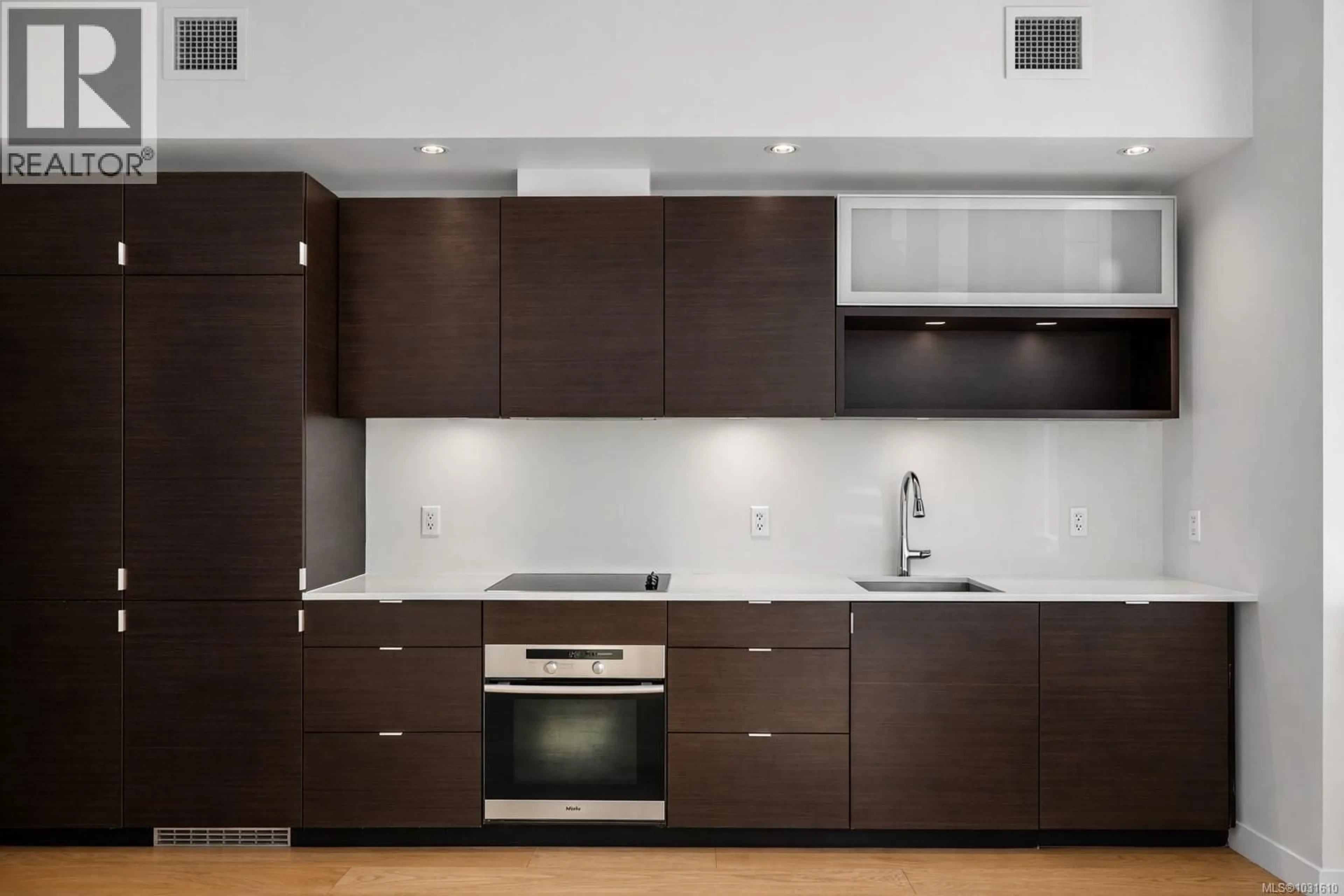 Standard kitchen, wood/laminate floor for 304 - 770 FISGARD STREET, Victoria British Columbia V8W0B8