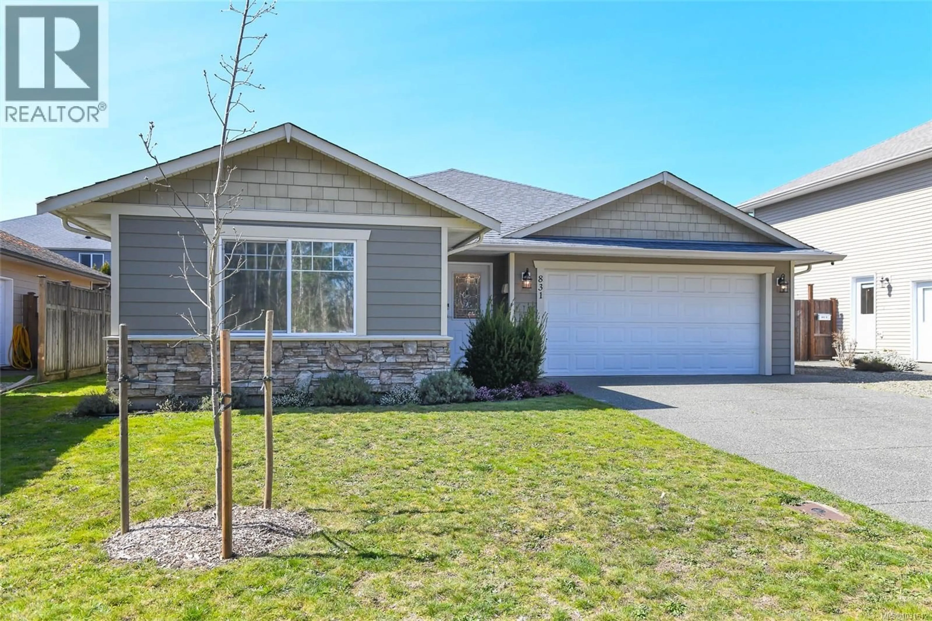 Home with vinyl exterior material, street for 831 ASPEN ROAD, Comox British Columbia V9M4H9