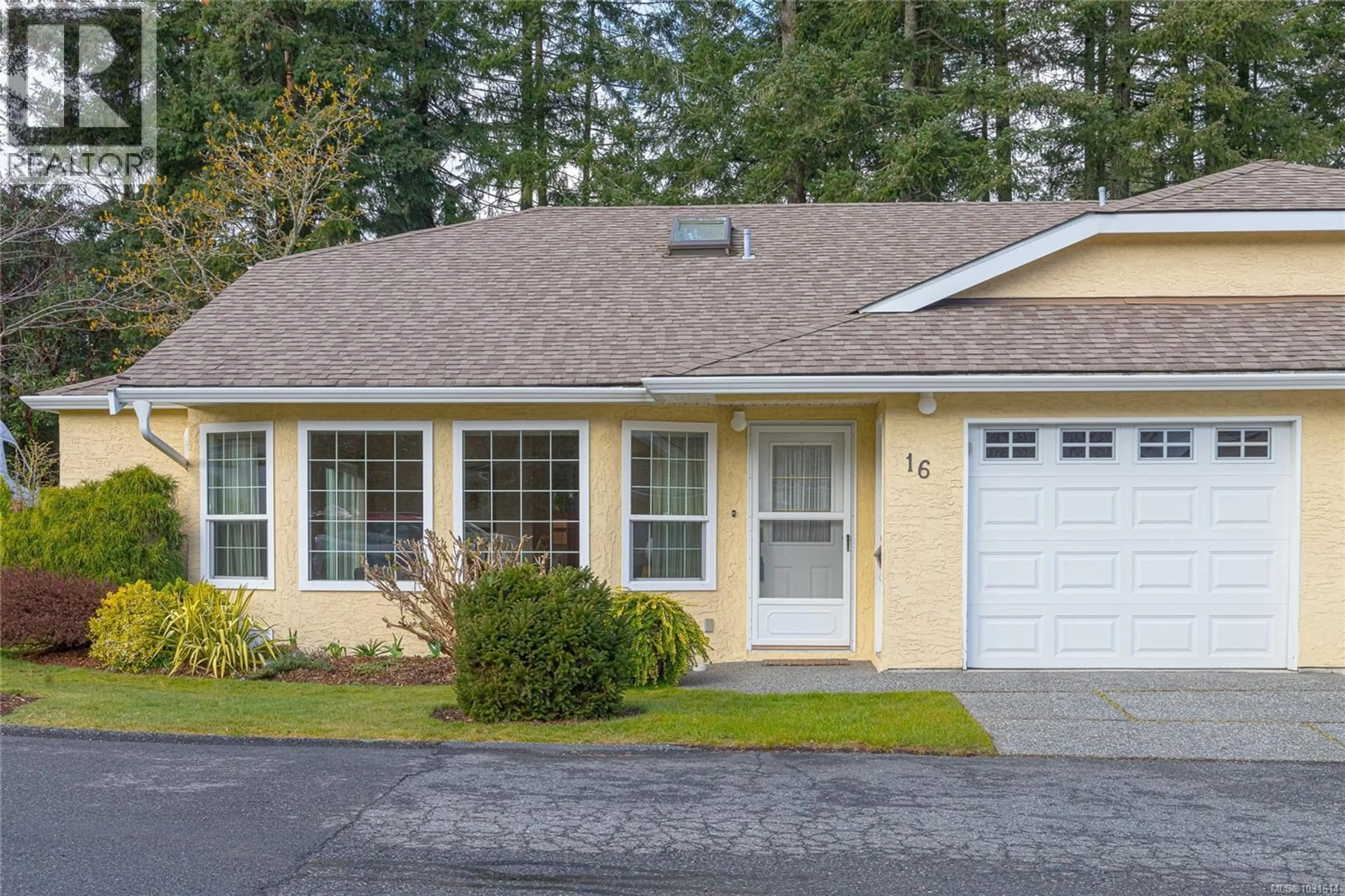 Home with vinyl exterior material, street for 16 - 4750 UPLANDS DRIVE, Nanaimo British Columbia V9R5H7