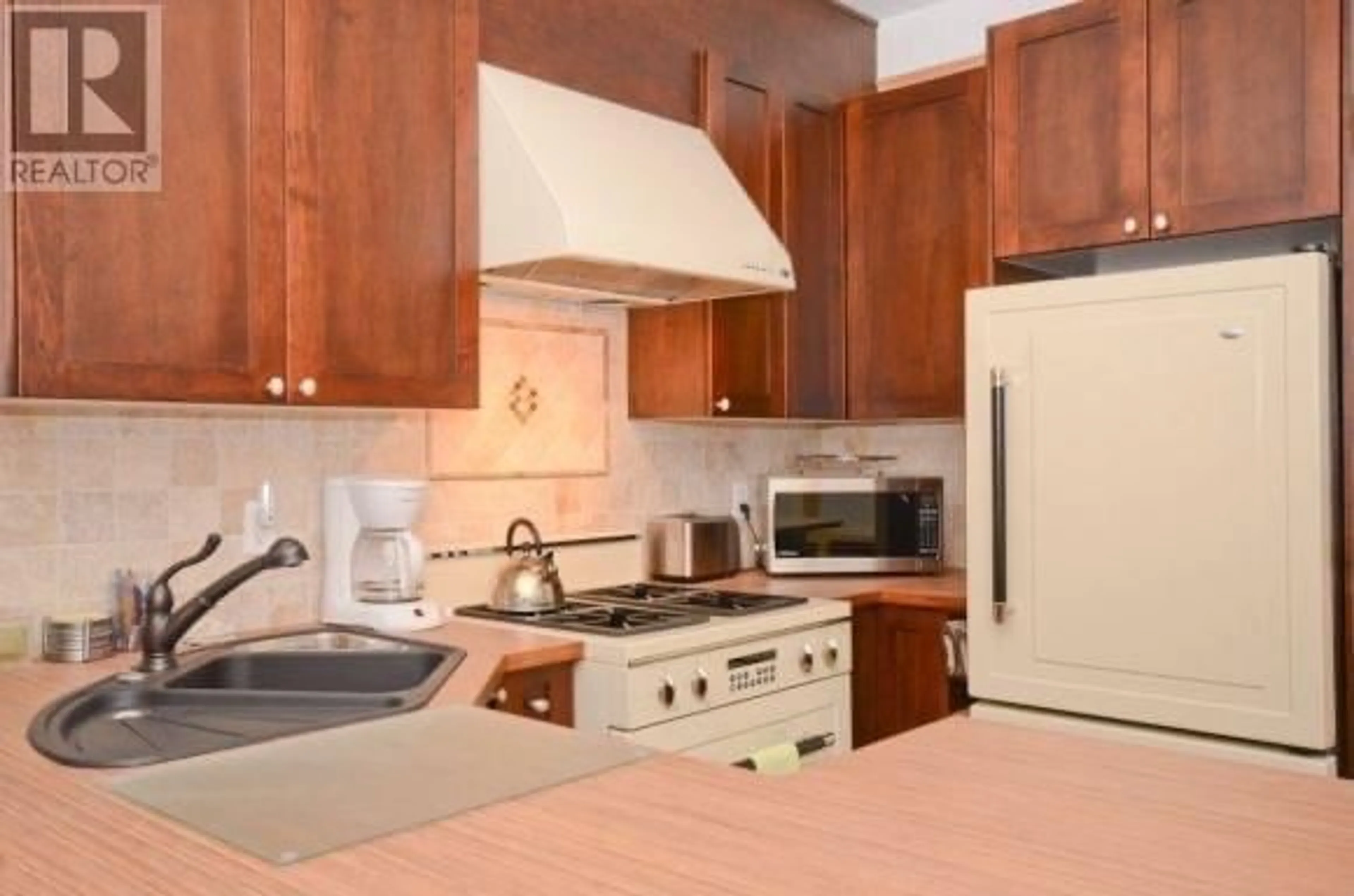 Standard kitchen, unknown for 3005 26 STREET, Vernon British Columbia V1T4T9