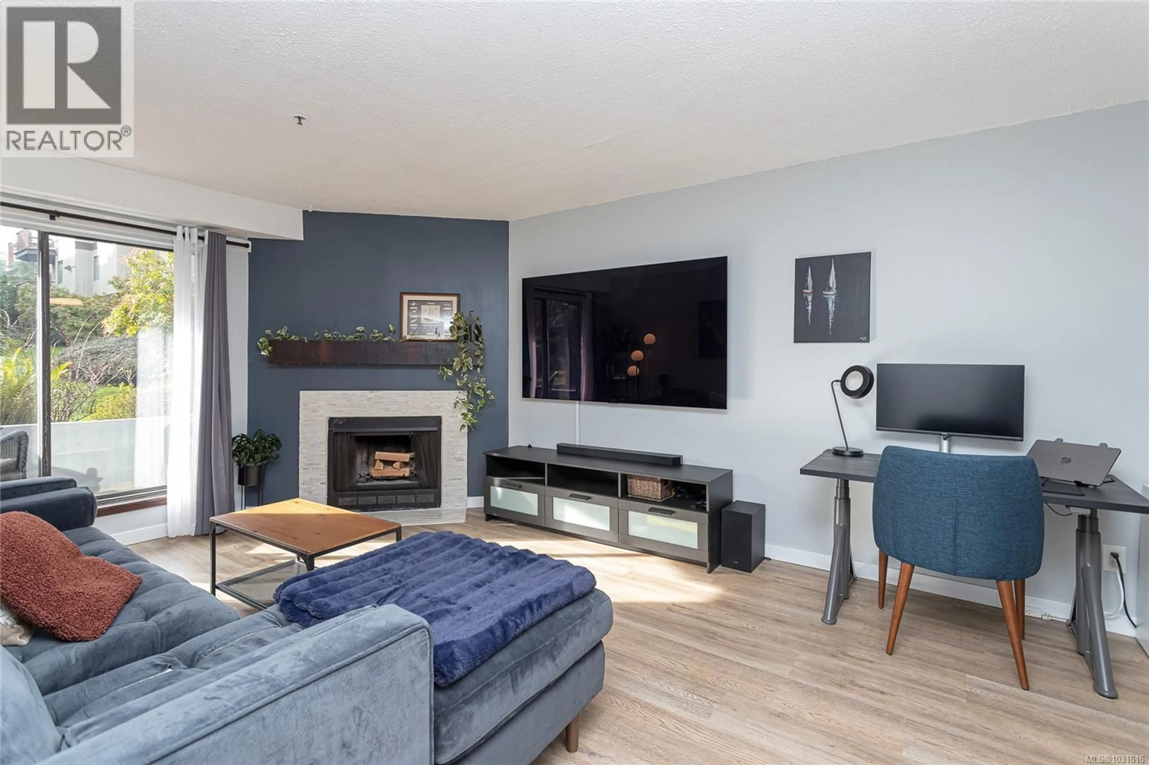 Living room with furniture, wood/laminate floor for 109 - 1655 BEGBIE STREET, Victoria British Columbia V8R1L4