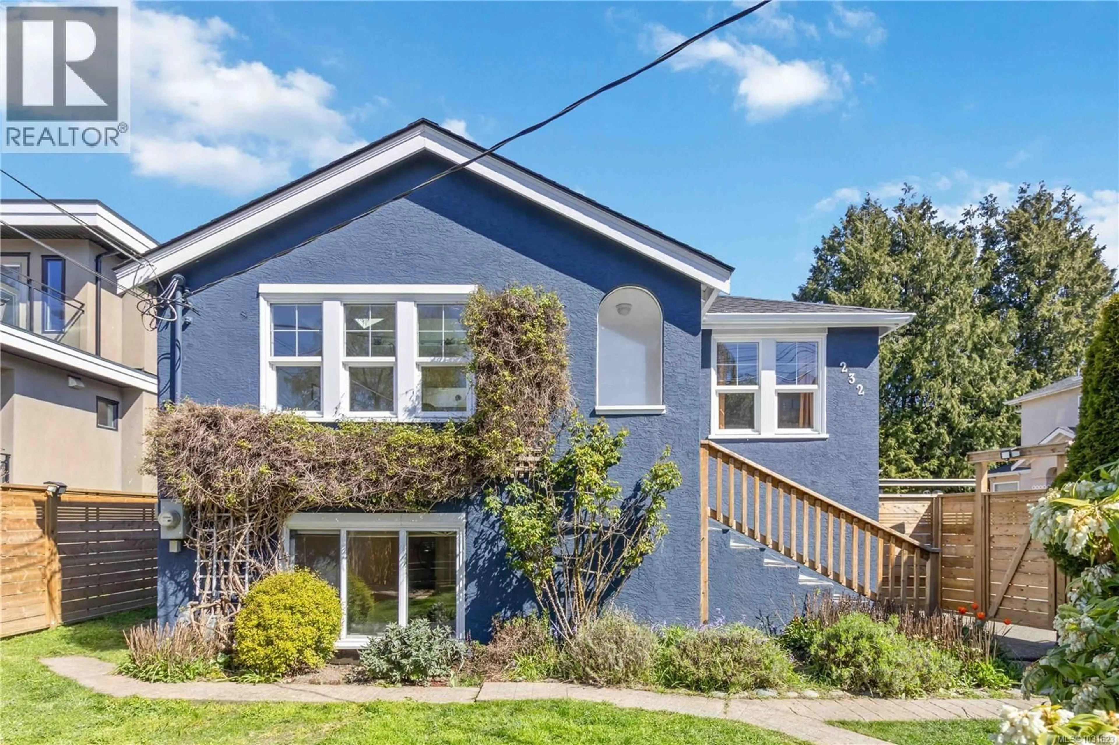 Home with vinyl exterior material, street for 232 MICHIGAN STREET, Victoria British Columbia V8V1R3