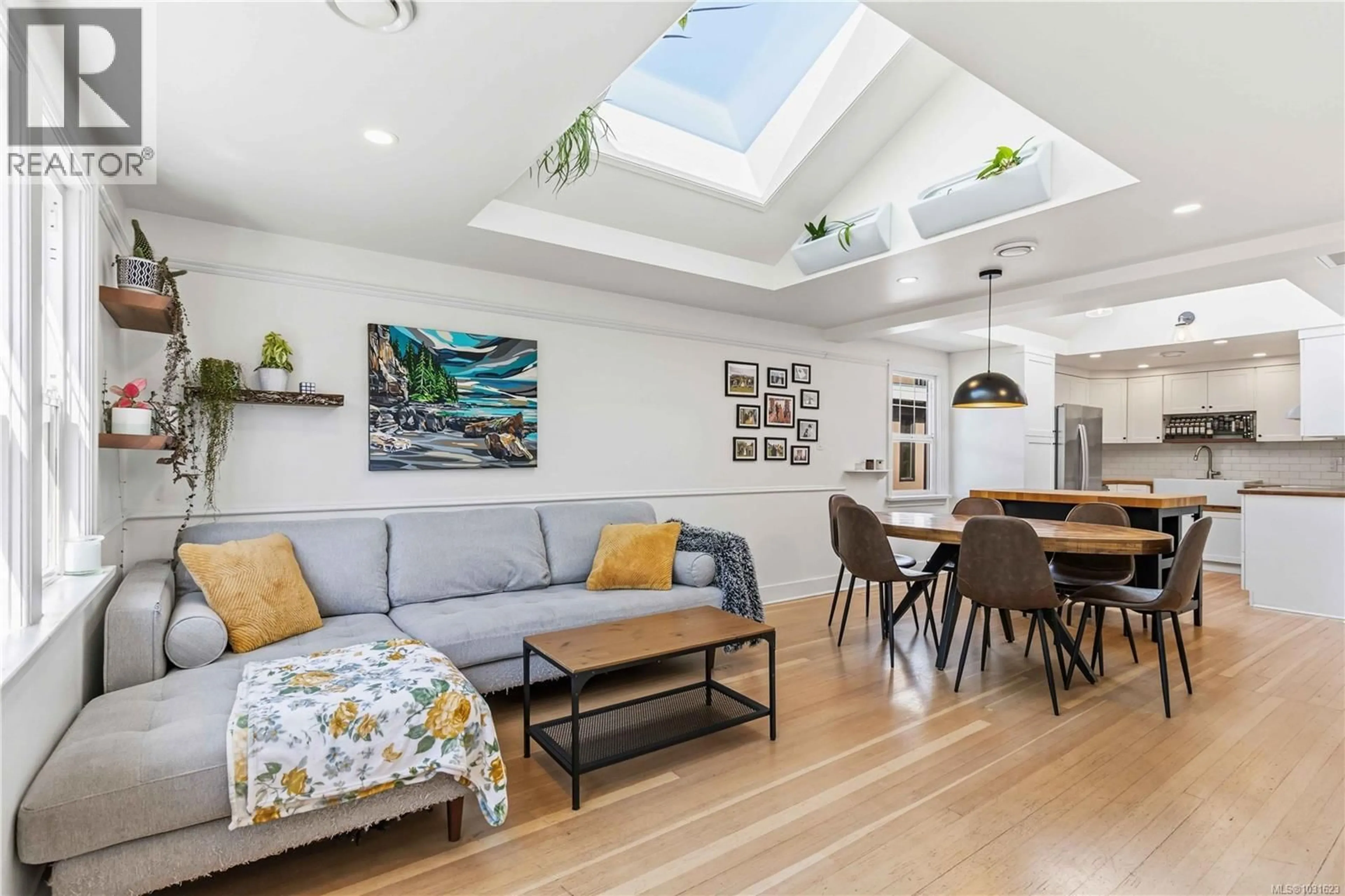 Living room with furniture, unknown for 232 MICHIGAN STREET, Victoria British Columbia V8V1R3